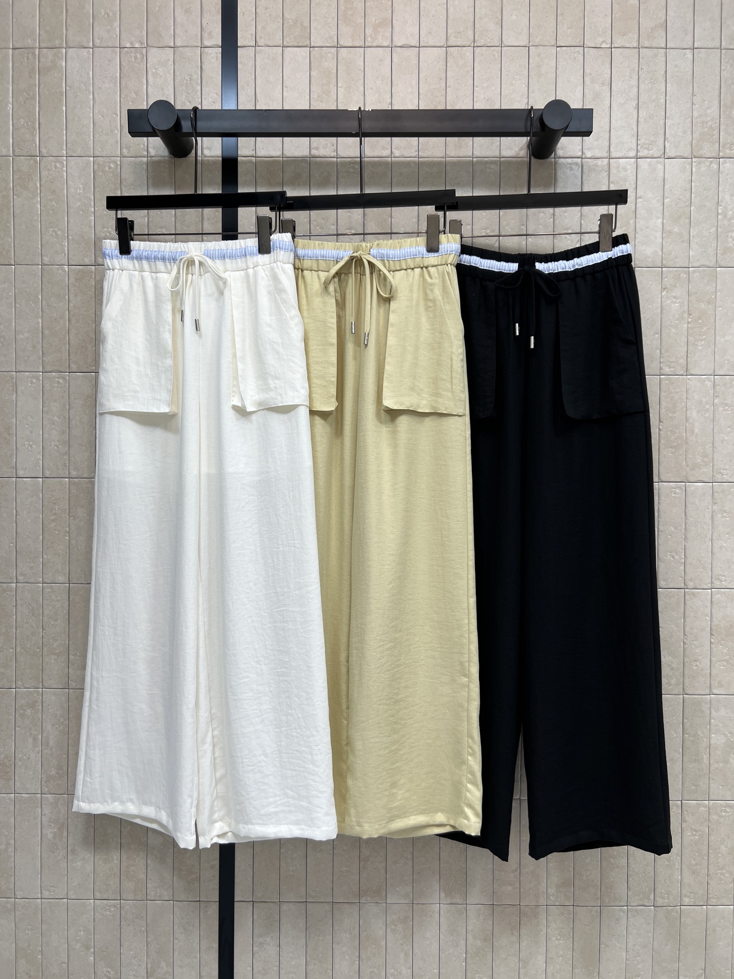 NO:838592,MIU Home 26 new summer styles Contrast waist trousers Light and breathable fabric Wide-leg version Contrast waist embellishment Breaks the dullness of basic models Comes with large pockets Practical and convenient The drawstring details are exquisite and eye-catching It can be easily matched with T-shirts or shirts for daily commuting and leisure. Simple and fashionable. Three colors and three codes Size/S-M-L,,miumiu,shirts,tees,t-shirt,19860909MIU家 26夏季新款 撞色腰头长裤 轻薄透气面料 阔腿版型 撞色腰头点缀 打破基础款沉闷感 自带大口袋 实用又方便 抽绳细节精致耐看 日常通勤 休闲都能轻松搭配T恤或衬衫 简约时髦感满分 三色三码Size/S-M-L,,miumiu,shirts,tees，t-shirt,,Women's clothing