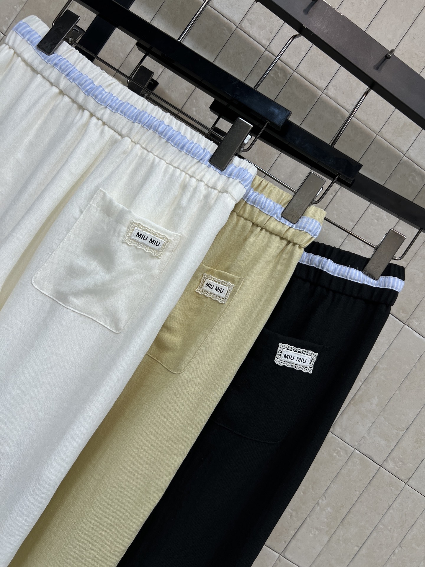 MIU家 26夏季新款 撞色腰头长裤 轻薄透气面料 阔腿版型 撞色腰头点缀 打破基础款沉闷感 自带大口袋