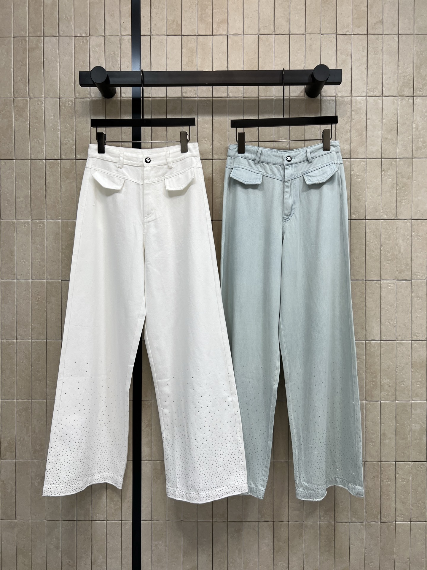 NO:838602,C's 26 new summer models, hot-drilled wide-leg jeans. Made of Tencel blended fabric. The trouser legs are covered with gypsophila hot-drilled work. Evenly distributed and firm without falling off. Low-key and exquisite. High-waisted wide-leg version. Good vertical sense. Matches with white T-straps and shirts. Can be used for daily commuting, dating and going out. Three sizes in one color, Size/S-M-L,,chanel,jeans,shirts,19860909C家 26夏季新款 烫钻阔腿牛仔裤 采用天丝混纺面料 裤脚满天星烫钻工艺 分布均匀牢固不脱落 低调又精致 高腰阔腿版型 垂直感好 搭配白T 吊带 衬衫都超绝 日常通勤 约会出街都能hold住 一色三码Size/S-M-L,,chanel,jeans,shirts,,Women's clothing