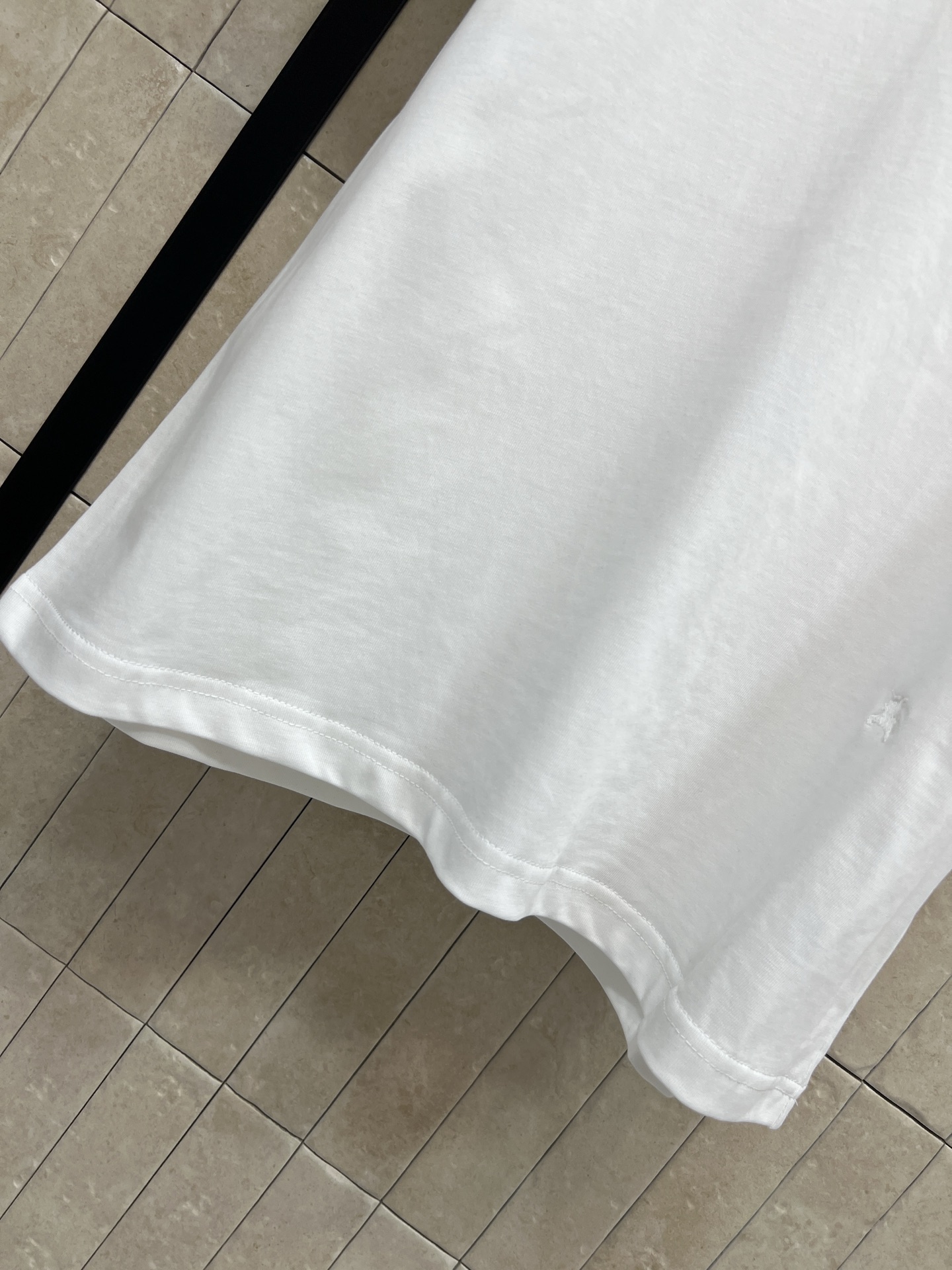 BUR家 26夏季新款 白色短袖T恤 纯棉材质 柔软透气 夏天穿超舒服 圆领+格纹装饰 肩部绑带设计 细