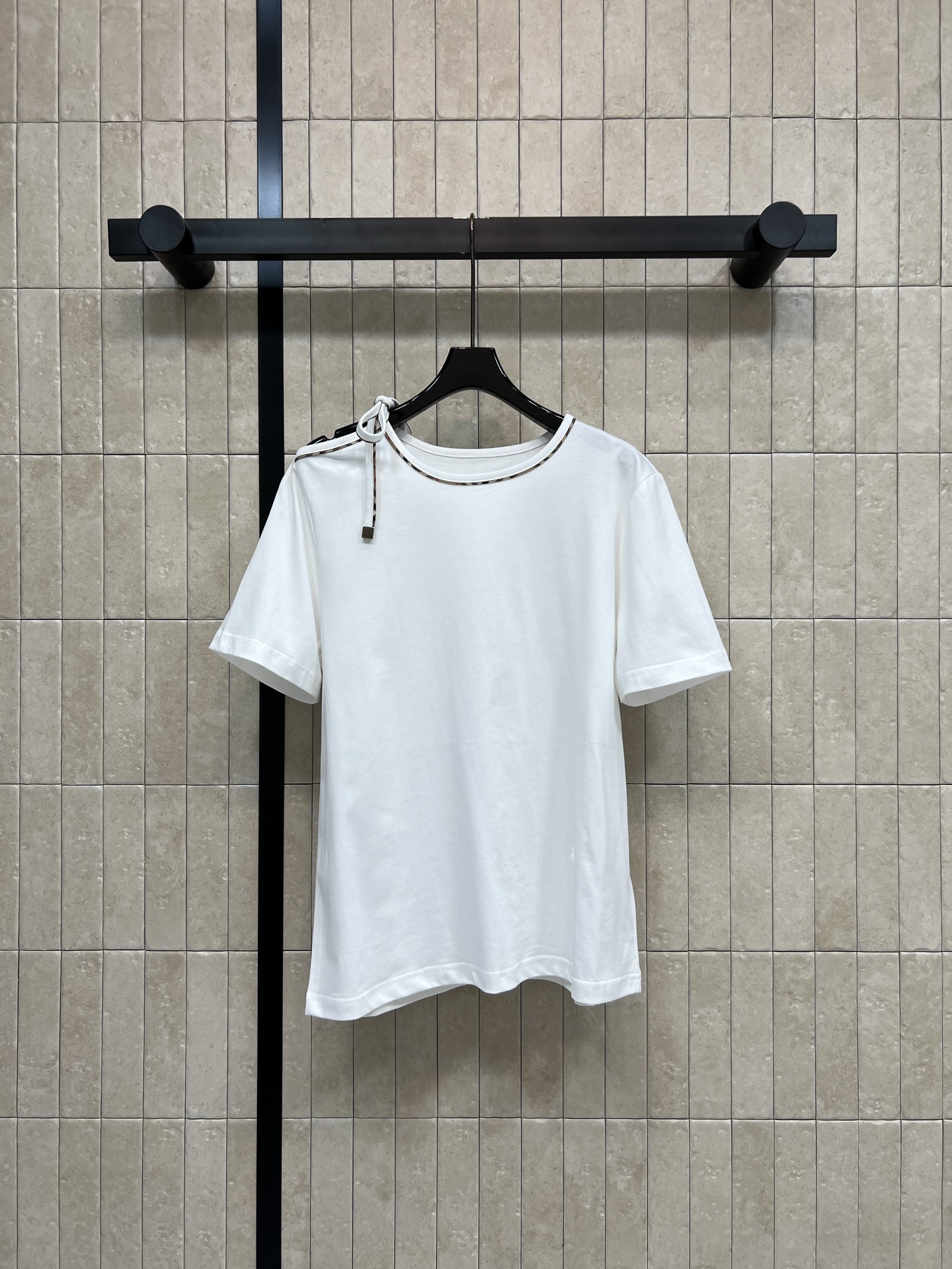 NO:838607,BUR's 26 new summer style white short-sleeved T-shirt. Pure cotton material. Soft and breathable. Super comfortable to wear in summer. Round neck + plaid decoration. Shoulder strap design. Perfect details. Simple and versatile. Can be easily used for daily casual or light formal. It is OK to wear alone or as an inner layer. Easily integrate into various styles. Three sizes in one color. Size/S-M-L,, burberry, T-shirt, tees, t-shirt,19860909BUR家 26夏季新款 白色短袖T恤 纯棉材质 柔软透气 夏天穿超舒服 圆领+格纹装饰 肩部绑带设计 细节满分 简约百搭 日常休闲或轻正式都能轻松驾驭 单穿or内搭都很OK 轻松融入各种穿搭风格 一色三码Size/S-M-L,,burberry,T-shirt,tees，t-shirt,,Women's clothing