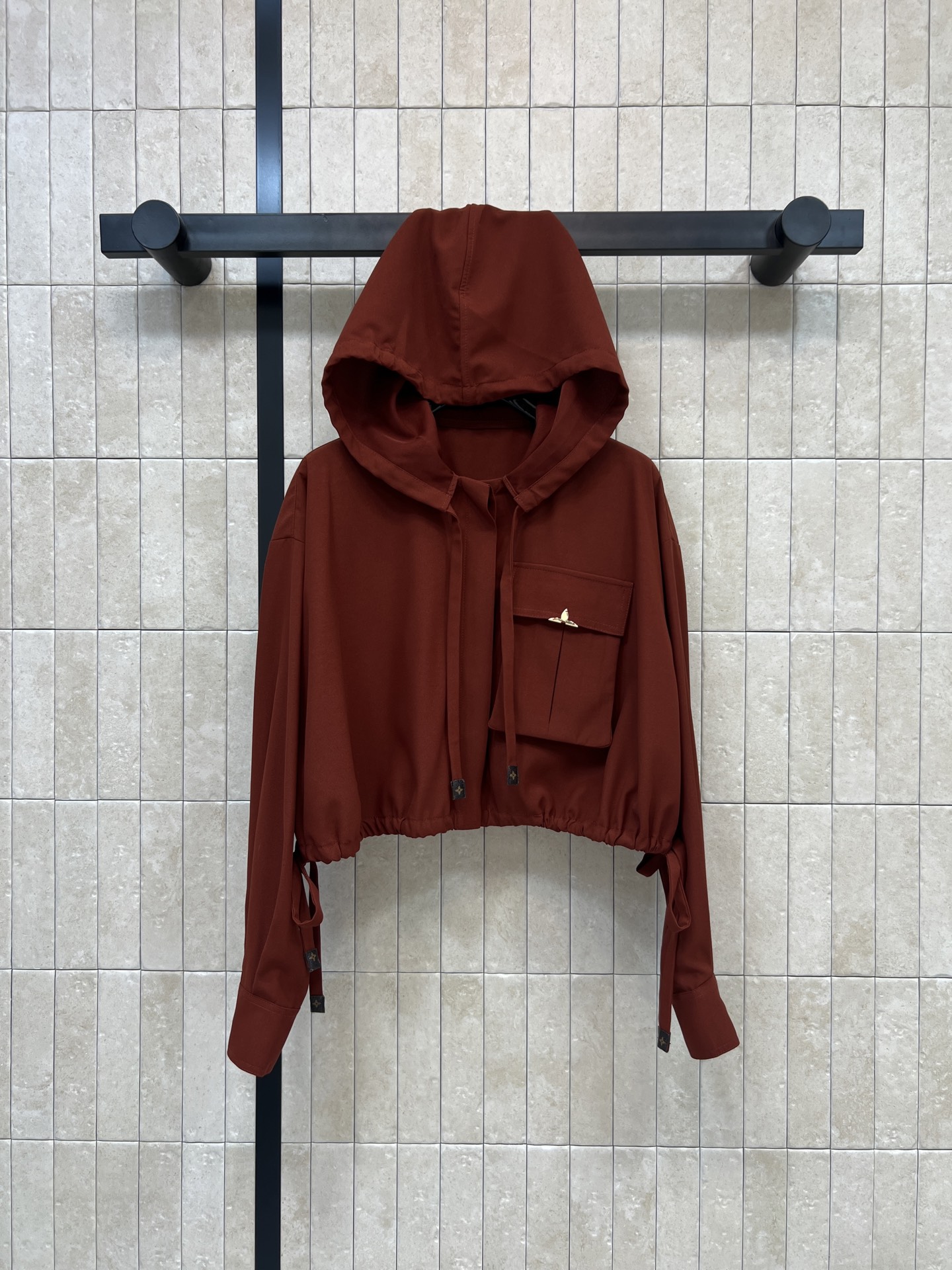 NO:839121,L's 26 new summer style short hooded jacket. Smooth and anti-wrinkle fabric. Breathable and not stuffy. Drawstring at the hem. The waist is pinched just right. Large chest pockets + drawstring details. Practical and stylish. Pair with high-waisted pants or work skirts to easily create a dynamic and casual style. It can be easily controlled for daily outings and parties. Full of trend. Two colors and four sizes. Size/S-M-L-XL,, louis vuitton, skirts, jackets & coats, hats,19860909L家 26夏季新款 短款连帽外套 垂顺抗皱面料 透气不闷汗 下摆抽绳 把腰掐得刚刚好 胸前大口袋+抽绳细节 实用又有型 搭配高腰裤或工装裙 轻松打造活力休闲风 日常出街 聚会都能轻松驾驭 潮流感满满 两色四码Size/S-M-L-XL,,louis vuitton,skirts,jackets & coats,hats,,Women's clothing