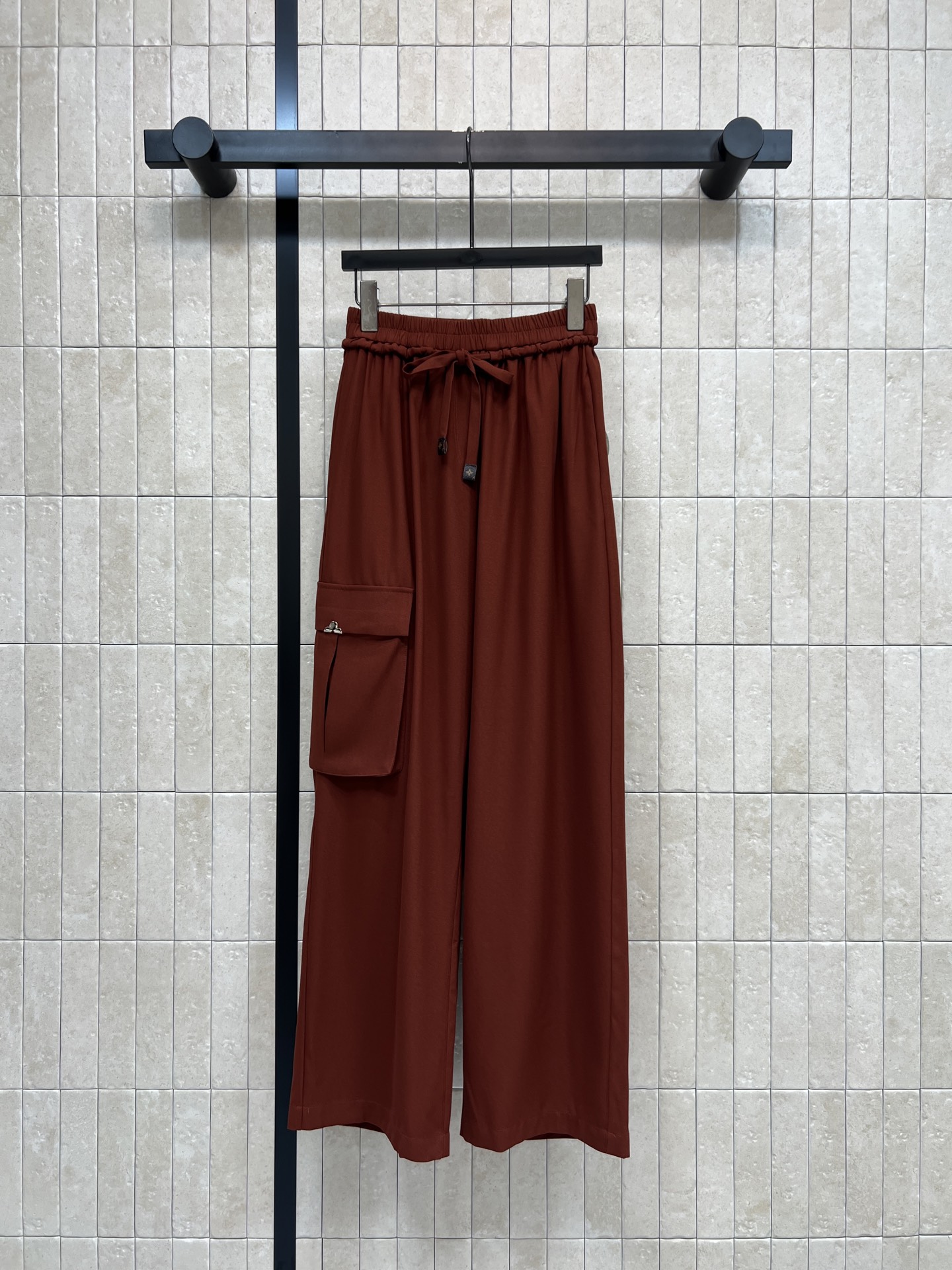 NO:839126,L's 26 new summer style drawstring high-waisted wide-leg pants Loose wide-leg design Lightweight fabric Comfortable and breathable Elastic waist + drawstring Suitable for a variety of body types Large side pockets are super practical Full of workwear feel Easy to control in daily casual street style Outdoor activities Pair with simple tops or sneakers Fashionable and versatile Two colors and four sizes Size/S-M-L-XL,, louis vuitton, sneakers,19860909L家 26夏季新款 抽绳高腰阔腿裤 宽松阔腿设计 轻薄面料 穿着舒适又透气 松紧腰+抽绳 适合多种身材 侧边大口袋超实用 工装感满满 日常休闲 街头风 户外活动都能轻松驾驭 搭配简约上衣或运动鞋 时髦又百搭 两色四码Size/S-M-L-XL,,louis vuitton,sneakers,,Women's clothing