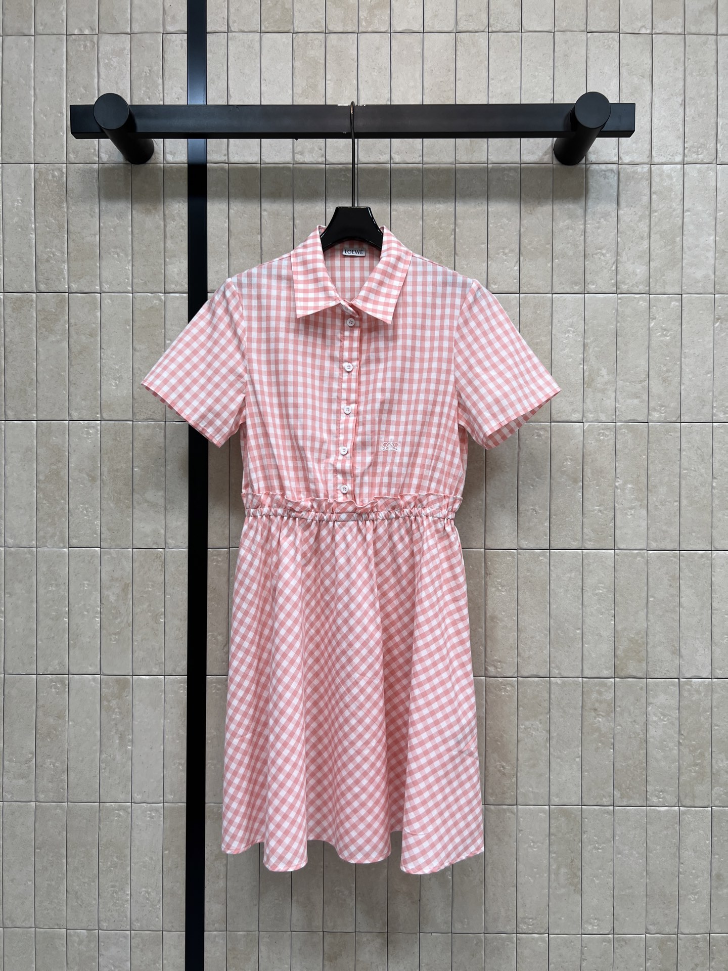 NO:840439,LW Home 26 new summer style pink plaid dress, light and breathable fabric, super comfortable and not sweaty in summer, A-line skirt + elastic lace waist, modified body proportions, lapel short-sleeved design, small face, easy to manage for commuting, dating and vacation. Pair with sandals, single shoes or sandals, easy to switch between multiple styles, three sizes in one color, Size/S-M-L,,sandals,skirts,T-shirt,19860909LW家 26夏季新款 粉色格纹连衣裙 轻薄透气面料 夏天穿超舒服不闷汗 A字裙摆+松紧花边收腰 修饰身材比例 翻领短袖设计 显脸小 通勤 约会 度假都能轻松驾驭 搭配凉拖 单鞋或凉鞋 轻松切换多种风格 一色三码Size/S-M-L,,sandals,skirts,T-shirt,,Women's clothing