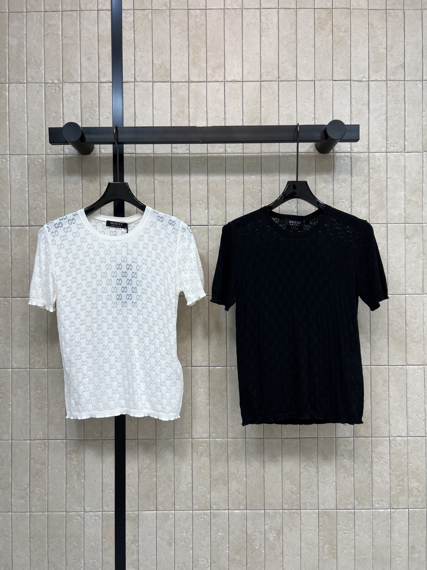 NO:876398,G Home 26 new summer style GG jacquard knitted short sleeves. Made of cotton blended fabric. Light and breathable fabric. Jacquard double G dark pattern all over. Shoulder cut + slightly loose fit. Slim and versatile. Easy to wear for commuting and leisure. Pair with jeans or skirts. Easily get French retro style. Fashionable and practical. Two colors and three codes. Size/S-M-L,,gucci,skirts,jeans,T-shirt,19860909G家 26夏季新款 GG提花针织短袖 采用棉质混纺面料 轻薄透气面料 通体提花双G暗纹 正肩剪裁+微宽松版型 显瘦又百搭 通勤休闲都能轻松驾驭 搭配牛仔裤或半裙 轻松get法式复古风 时髦又实用 两色三码Size/S-M-L,,gucci,skirts,jeans,T-shirt,,Women's clothing