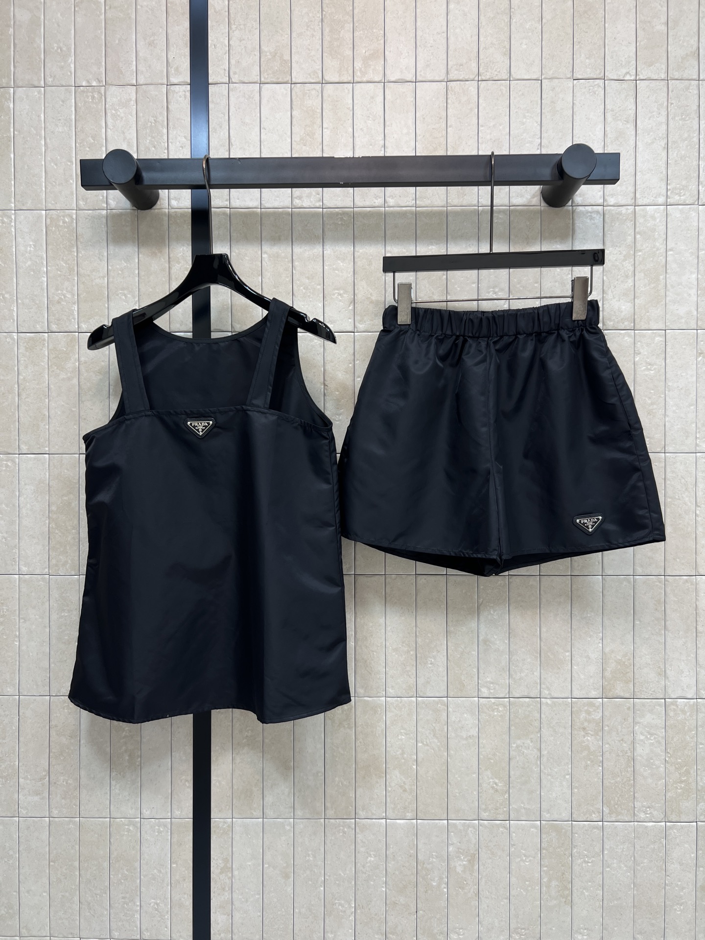 NO:876412,PD Home 26 new summer style black vest suit, vest top + high-waisted shorts, smooth and anti-wrinkle, light and breathable, wide shoulder straps, round neck vest, triangle logo design embellishment on the chest and trousers, full of details, elastic waist of the pants, tolerant of all waistlines, loose fit, suitable for vacation, commuting and home, three sizes in one color, Size/S-M-L,, dior, shorts,19860909PD家 26夏季新款 黑色背心套装 背心上衣+高腰短裤 顺滑抗皱 轻薄透气 宽肩带圆领背心 胸前跟裤脚的三角标设计点缀 细节感满满 裤子松紧腰 包容所以腰围 宽松版型 度假 通勤 居家都合适 一色三码Size/S-M-L,,dior,shorts,,Women's clothing