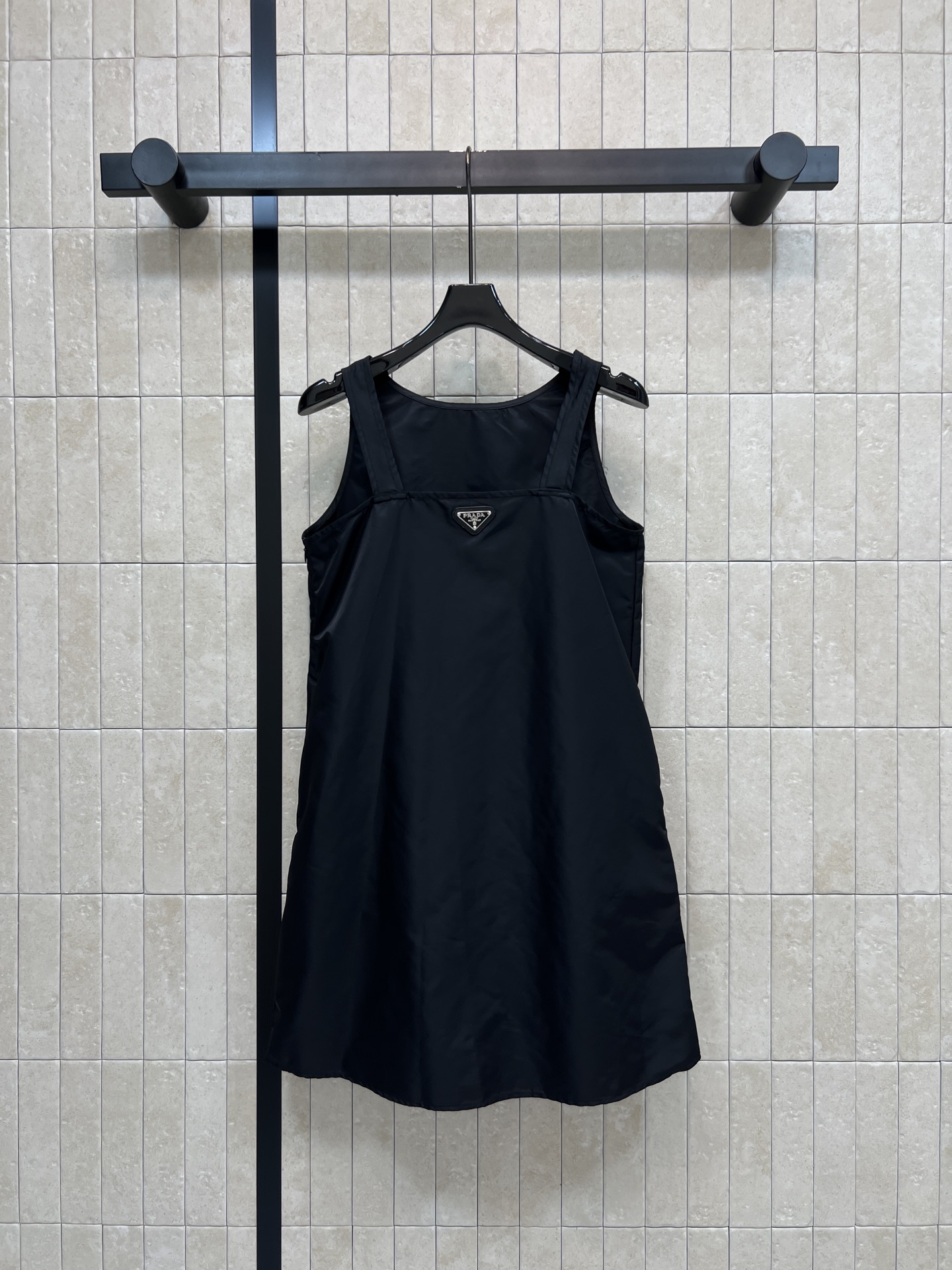 NO:876426,PD Home 26 new summer style black vest dress. The fabric is smooth and anti-wrinkle. It is light and breathable. It has a neat drape. The loose A-line skirt hides the flesh easily. It is tolerant of all body types. The triangle mark on the chest is embellished. The simple black tone is versatile and attractive. Pair it with a belt or accessories. Easily switch styles. One-click to control travel and commuting. Three sizes in one color, Size/S-M-L,, dior, skirts,19860909PD家 26夏季新款 黑色背心裙 面料顺滑抗皱 轻薄透气 自带利落垂坠感 宽松A字裙型随性藏肉 包容各种身材 胸前三角标点缀 简约黑调百搭耐看 搭配腰带或配饰 轻松切换风格 出游通勤一键搞定 一色三码Size/S-M-L,,dior,skirts,,Women's clothing