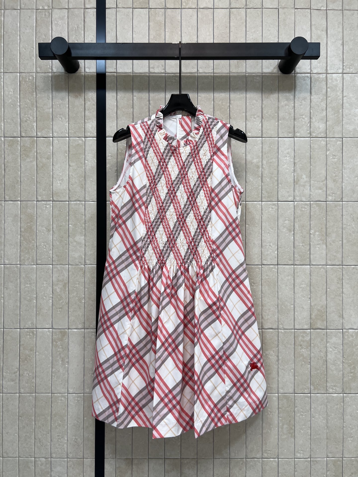 NO:876477,BUR's 26 new summer style pink plaid dress, classic plaid + soft pink tone, full of British style, sleeveless design, light and breathable, comfortable and not stuffy to wear, fungus round neck + pleated details, exquisite and playful, easy to control for daily commuting, dating and outing, sweet and elegant, versatile and no matter the occasion, three sizes in one color, Size/S-M-L,, burberry, skirts,19860909BUR家 26夏季新款 粉色格纹连衣裙 经典格纹+柔和粉色调 英伦风满满 无袖设计 轻薄透气 穿着舒适不闷热 木耳边圆领+打褶细节 精致又俏皮 日常通勤 约会 出游都能轻松驾驭 甜美又优雅 百搭不挑场合 一色三码Size/S-M-L,,burberry,skirts,,Women's clothing