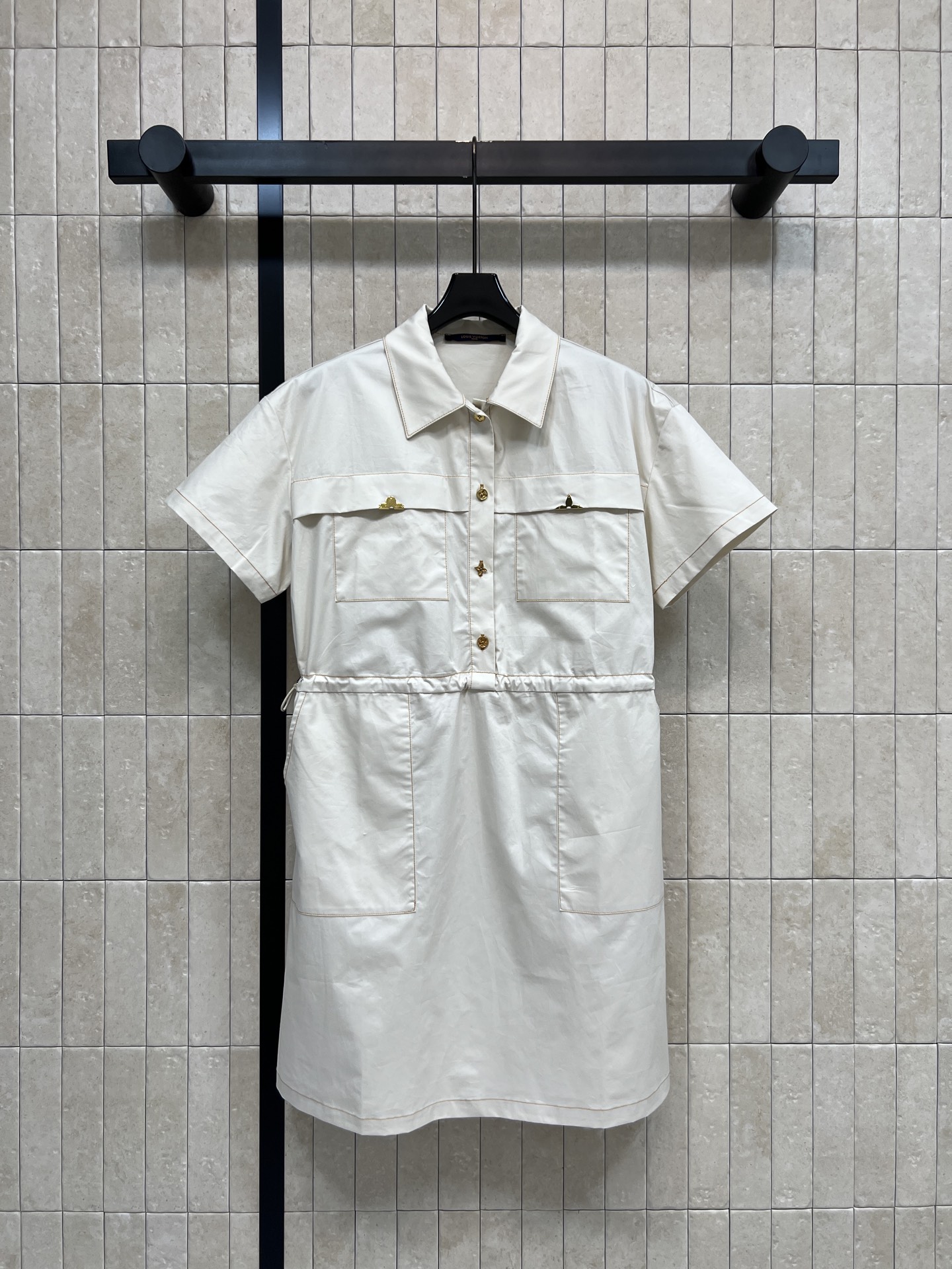 NO:876508,L's 26 new summer model, lapel waist dress, cotton fabric, Polo collar + short sleeves + metal buttons, perfect details, adjustable waist drawstring, easy to modify the body shape, suitable for all kinds of body types, commuting, dating, and daily outings, Korean style, slim and versatile, paired with sandals or white shoes, refreshing summer look, three sizes in one color, Size/S-M-L,, louis vuitton, sandals, skirts, T-shirt,19860909L家 26夏季新款 翻领收腰连衣裙 棉质面料 Polo领+短袖+金属纽扣 细节满分 腰部抽绳可调节 轻松修饰身形 适合各种身材 通勤 约会 日常出街都能轻松驾驭 韩系风格 显瘦又百搭 搭配凉鞋或小白鞋 清爽夏日lookge 一色三码Size/S-M-L,,louis vuitton,sandals,skirts,T-shirt,,Women's clothing