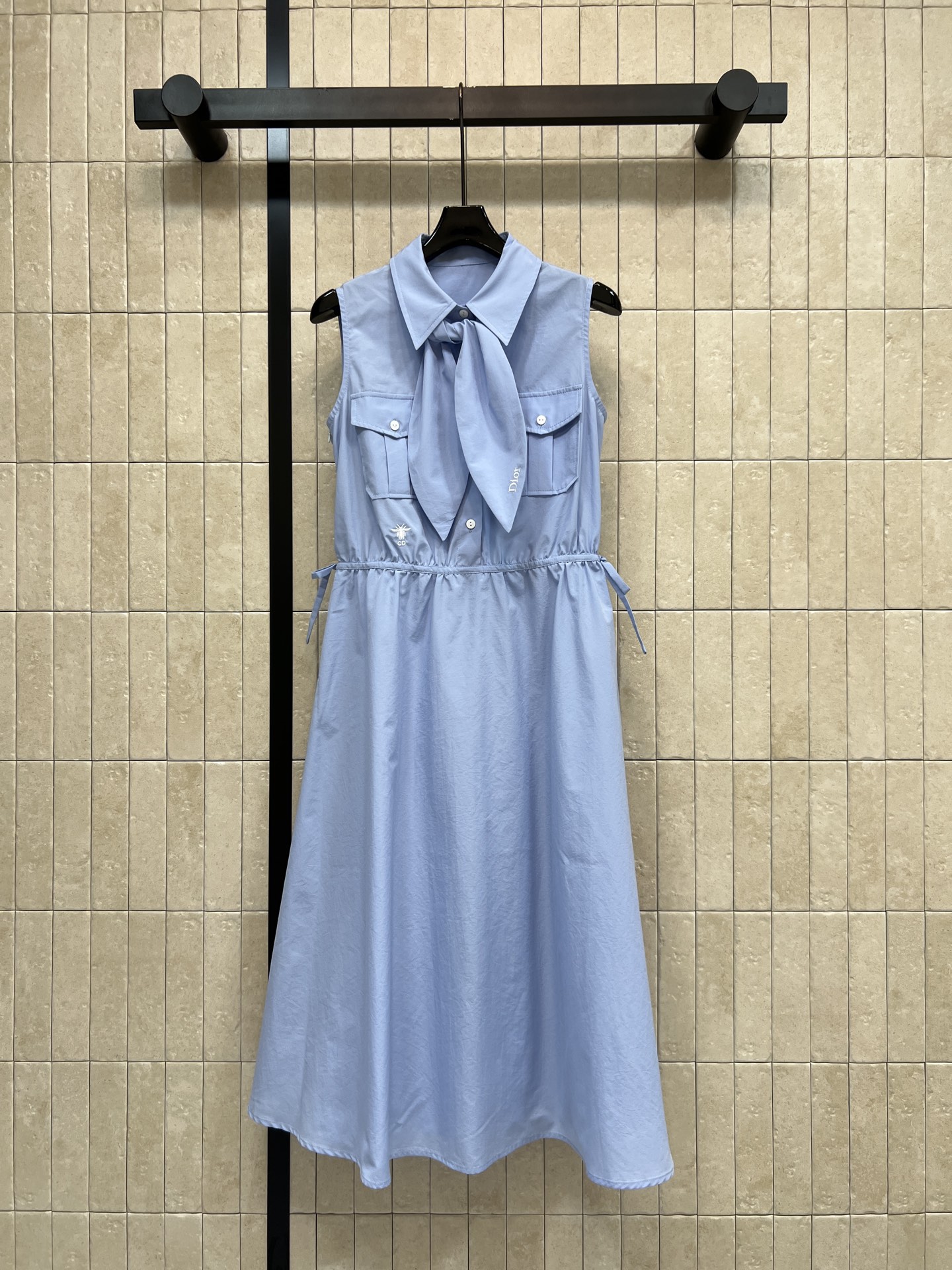 NO:876496,D Home 26 new summer style sleeveless waist dress. The fabric is light and breathable. Shirt collar + logo ribbon design. Modifies the neck line. Double flap pockets on the chest. Practical and detailed. Waist waist cord. Easily outlines the waistline. The skirt length is moderate. It is OK for commuting and leisure. The sleeveless design is breathable and comfortable. It goes well with high heels or white shoes. Three sizes in one color. Size/S-M-L,, dior, high heels, skirts, shirts,19860909D家 26夏季新款 无袖收腰连衣裙 面料轻薄透气 衬衫领+logo飘带设计 修饰颈部线条 胸前双翻盖口袋 实用又有细节感 腰部收腰绳 轻松勾勒腰线 裙摆长度适中 通勤休闲都OK 无袖设计透气舒适 搭配高跟鞋或小白鞋都很出彩 一色三码Size/S-M-L,,dior,high heels,skirts,shirts,,Women's clothing