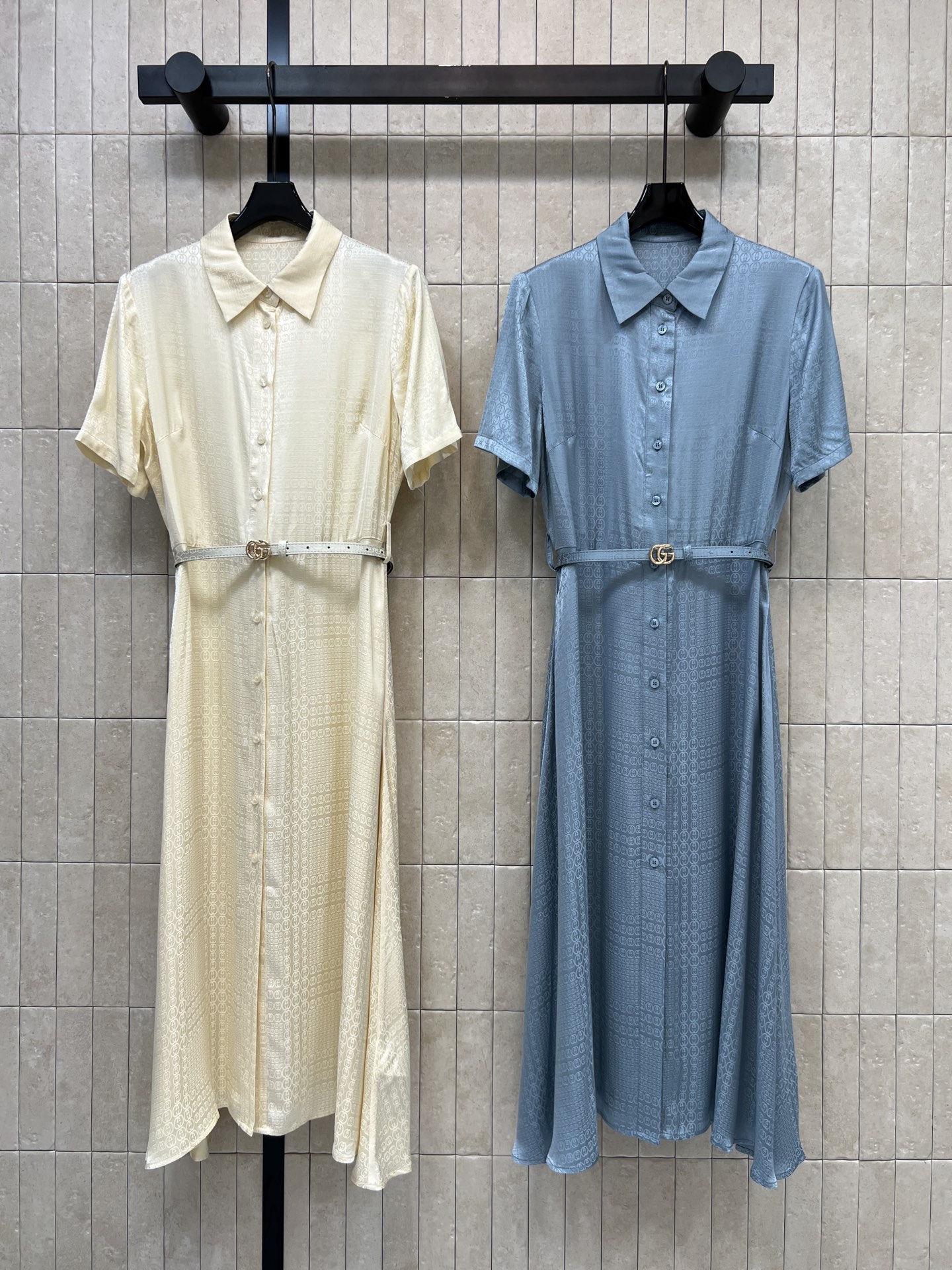 NO:876441,G Home 26 new summer style GG jacquard shirt dress has a soft satin texture, dark jacquard is low-key and elegant, neat short sleeves with lapels, single-breasted placket, easy to put on and take off, double G hardware belt, freely adjustable, large drape to show slimming, looks great with any small bag or accessories, easy to get temperament, easy to control for daily commuting, two colors and three codes Size/S-M-L,,gucci,skirts,shirts,T-shirt,19860909G家 26夏季新款 GG提花衬衫连衣裙 自带柔光缎面质感 暗纹提花低调显贵 翻领利落短袖 单排扣开襟 穿脱方便 双G五金腰带 自由调节 垂坠大摆显瘦藏肉 随便配小包或饰品都很出彩 轻松get气质穿搭 日常通勤轻松都能轻松驾驭 两色三码Size/S-M-L,,gucci,skirts,shirts,T-shirt,,Women's clothing