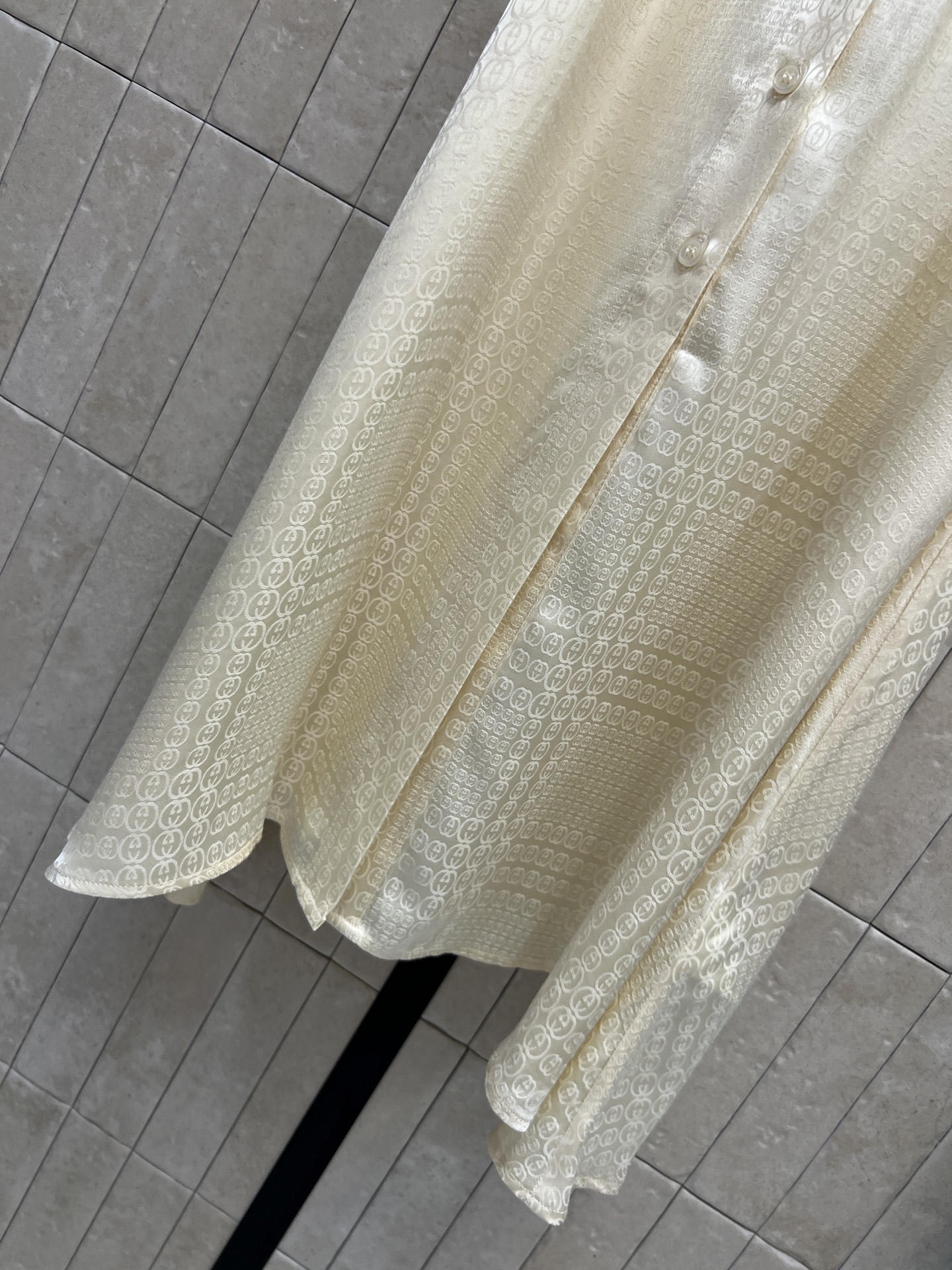 G家 26夏季新款 GG提花衬衫连衣裙 自带柔光缎面质感 暗纹提花低调显贵 翻领利落短袖 单排扣开襟 穿