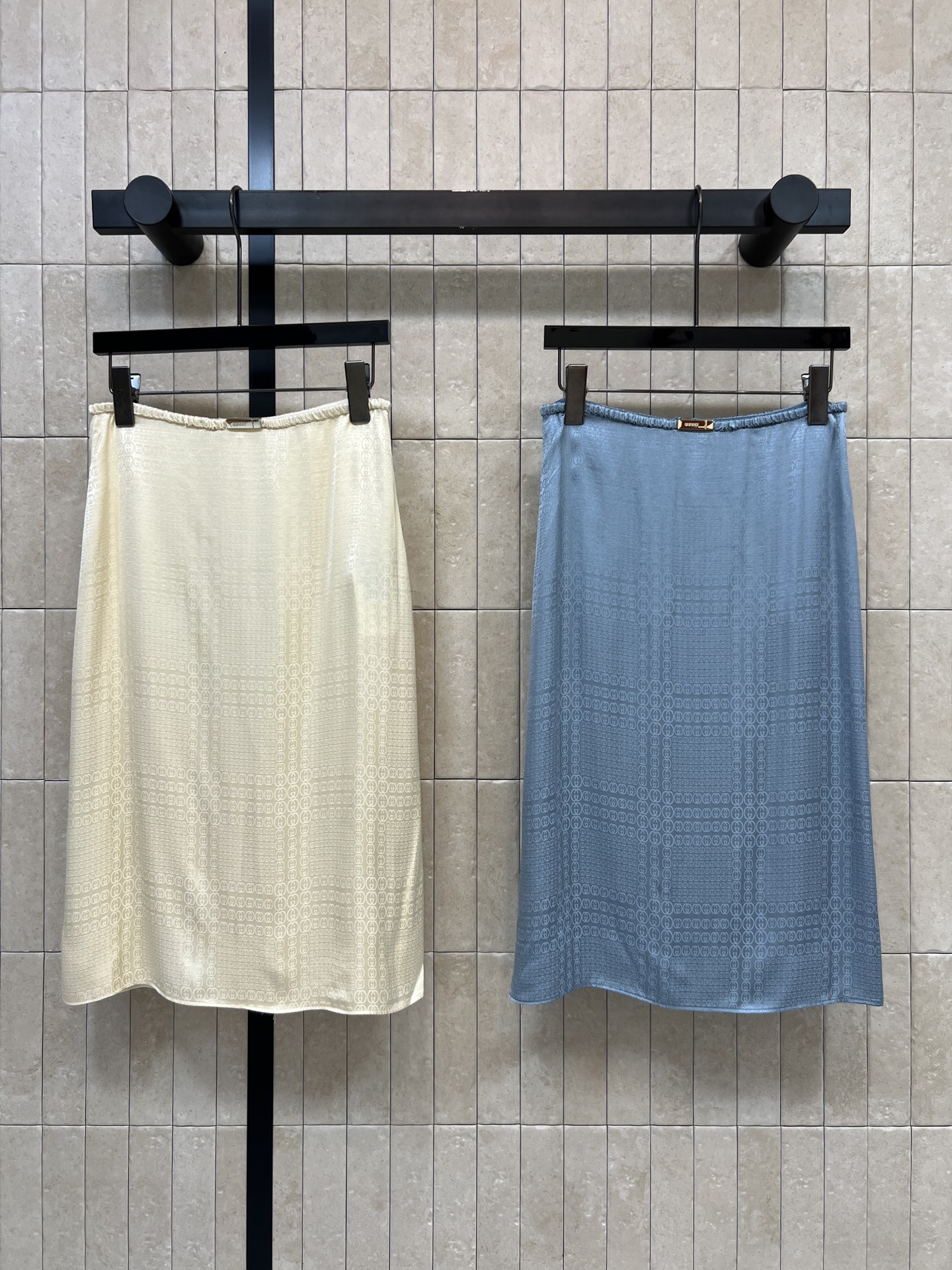 NO:876460,G Home's 26 new summer style GG jacquard skirt has a soft satin texture, dark jacquard is low-key and elegant, the waist is decorated with exquisite metal marks, the waist is slightly elastic, and the zipper opening and closing of the back waist has a smooth A-line drape.19860909G家 26夏季新款 GG提花半裙 自带柔光缎面质感 暗纹提花低调显贵 腰头精致金属标点缀 微松紧腰不挑腰围 后腰拉链开合 A字垂摆顺滑坠感 针织 衬衫 短袖都百搭 轻松打造知性优雅氛围感 通勤 日常 度假都能轻松驾驭 两色三码Size/S-M-L,,gucci,skirts,shirts,T-shirt,,Women's clothing