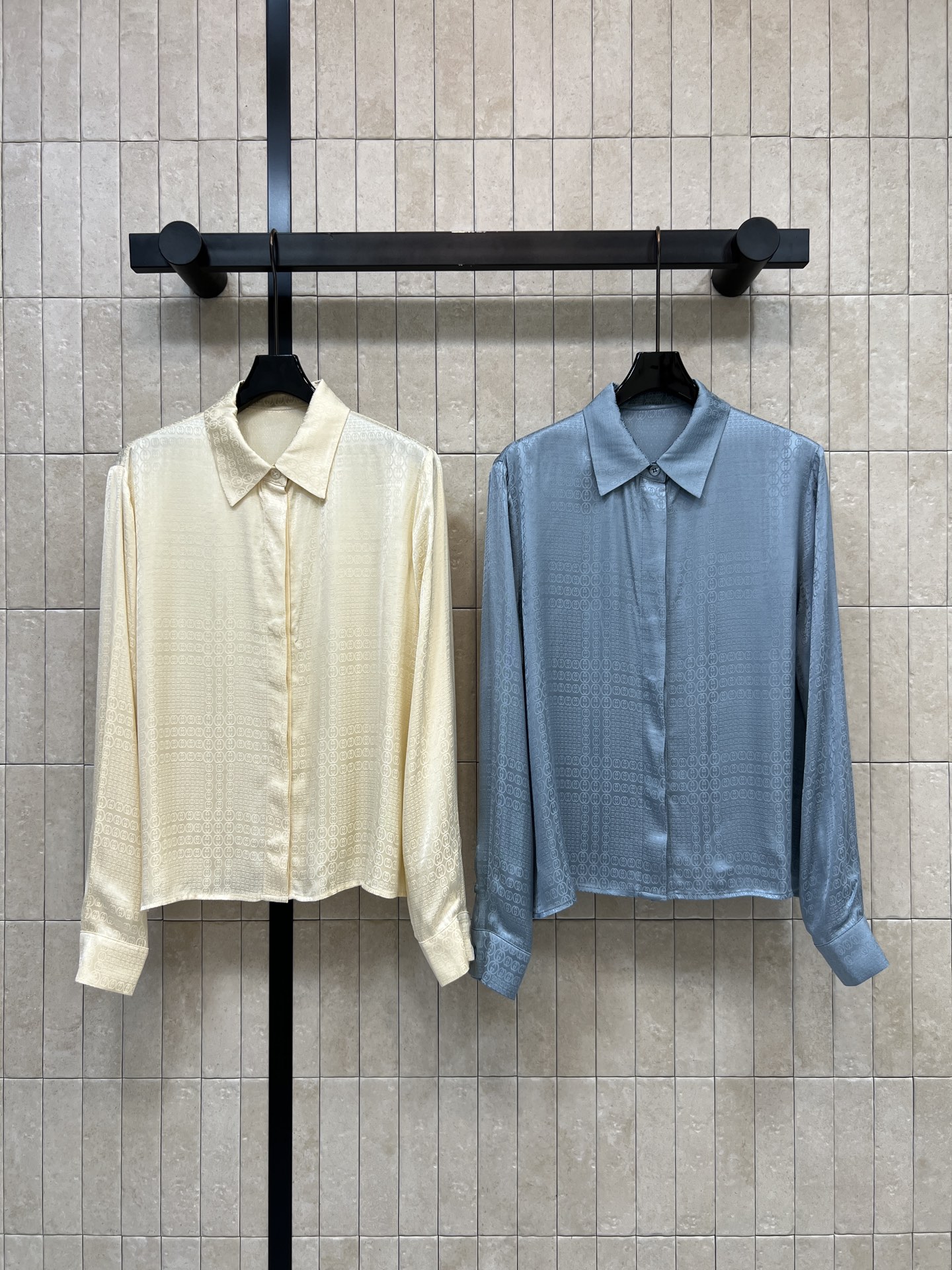 NO:876466,G Home 26 new summer style GG jacquard long-sleeved shirt with soft satin texture, dark pattern jacquard, low-key and elegant, classic lapel, straight shoulder long sleeves to modify the arm lines, adjustable cuffs, it is OK whether paired with trousers or casual pants. It can be easily controlled for commuting, business or daily life. Two colors and three codes, Size/S-M-L,,gucci,shirts,19860909G家 26夏季新款 GG提花长袖衬衫 自带柔光缎面质感 暗纹提花低调显贵 经典翻领 正肩长袖修饰手臂线条 袖口可调节 无论搭配西裤还是休闲裤都很OK 通勤 商务或日常都能轻松驾驭 两色三码Size/S-M-L,,gucci,shirts,,Women's clothing