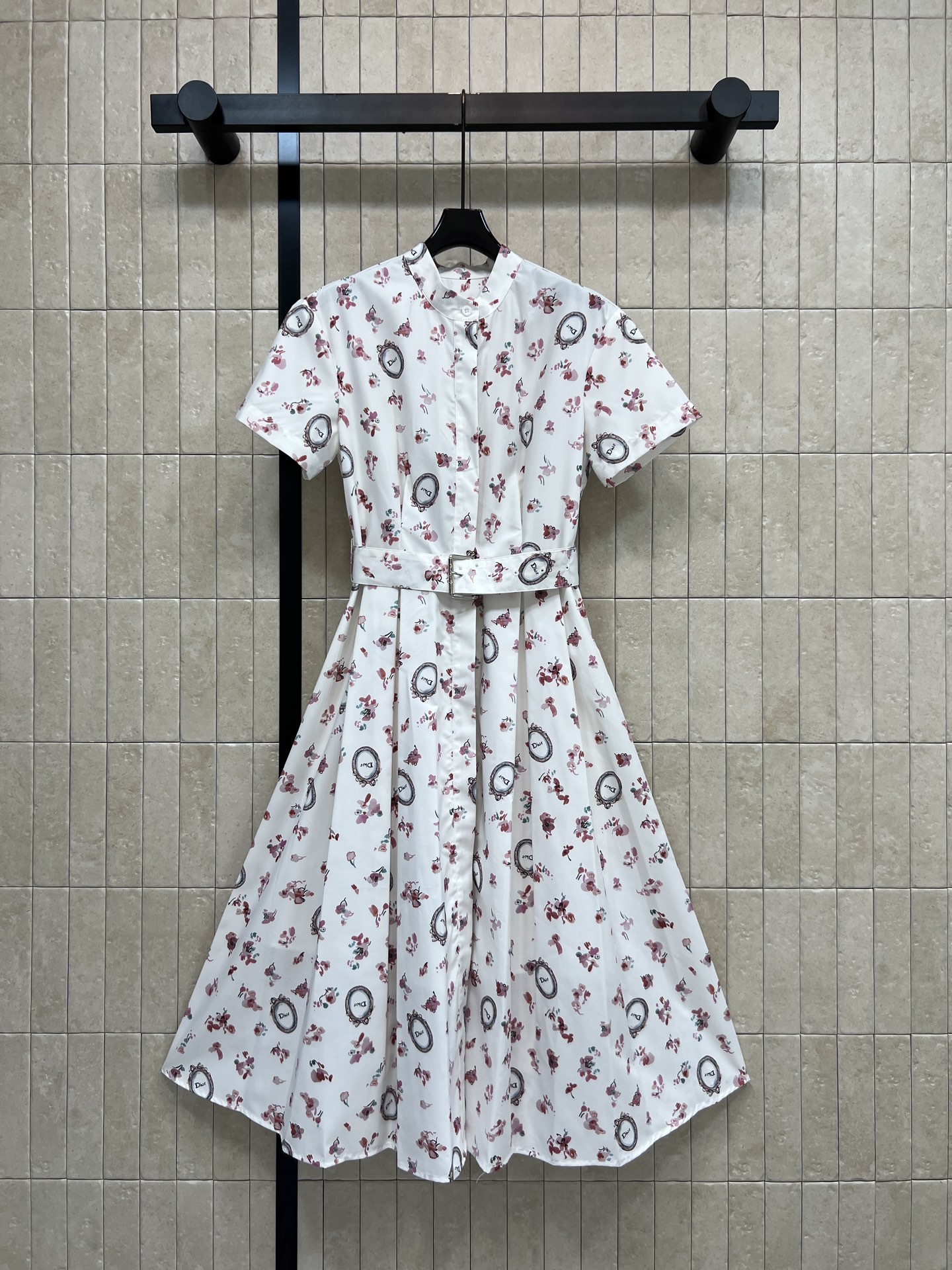 NO:876483,D Home 26 new summer style floral shirt dress, light and breathable, drapey and refreshing, small stand-up collar + full placket, single-breasted shirt style, belt with square buckle, precise waistline, large umbrella-shaped skirt, elegant and flexible, hiding body fat and making you look slimmer, suitable for commuting, dating and traveling, with elegant French temperament, three sizes in one color, Size/S-M-L,, dior, skirts, shirts,19860909D家 26夏季新款 碎花衬衫连衣裙 轻薄透气 垂坠清爽 小立领+全开襟单排扣衬衫版型 腰带搭配方扣 精准收束腰线 大伞形裙摆飘逸灵动 藏肉显瘦 通勤 约会 出游都适配 自带优雅法式气质 一色三码Size/S-M-L,,dior,skirts,shirts,,Women's clothing