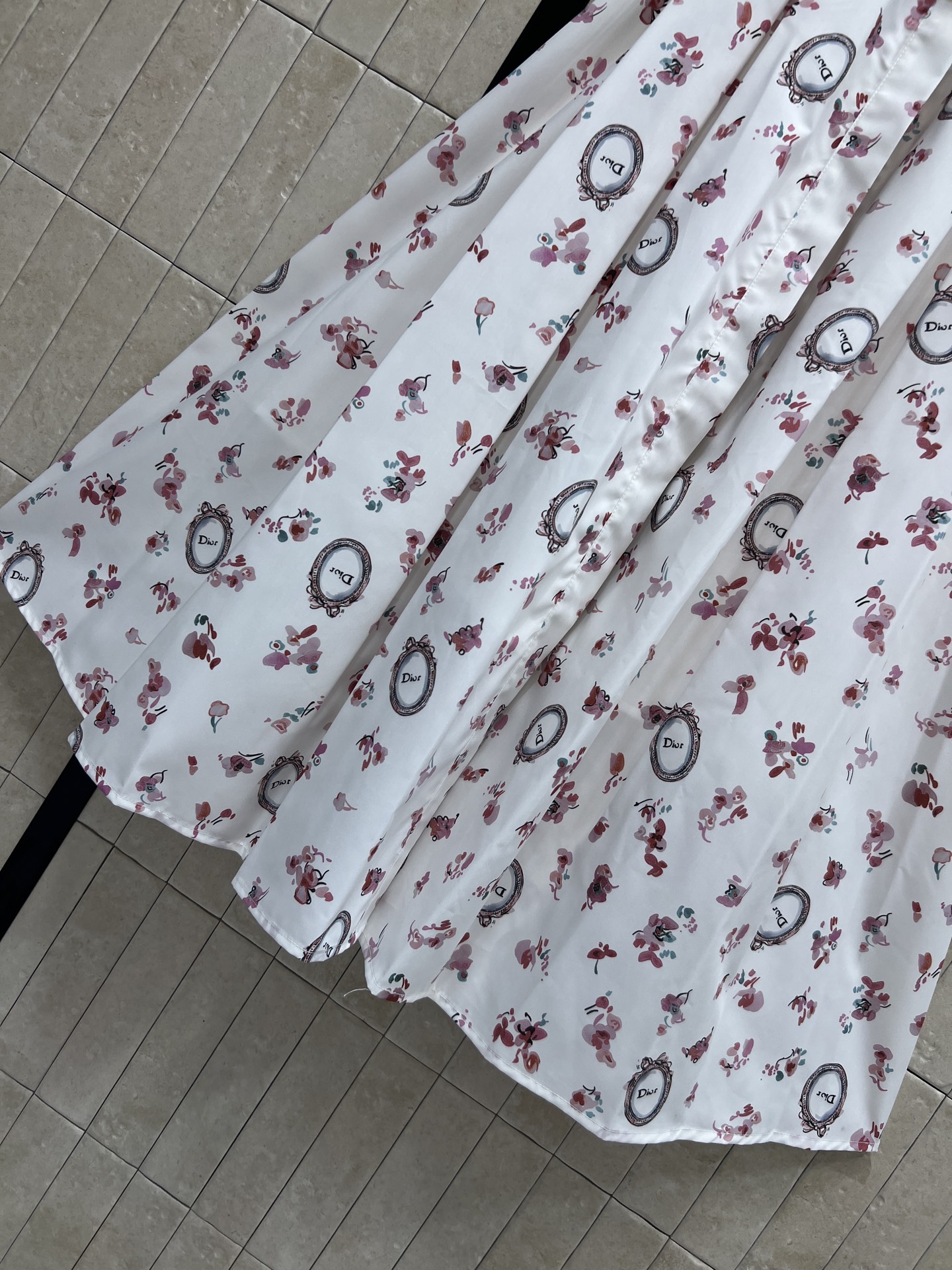 D家 26夏季新款 碎花衬衫连衣裙 轻薄透气 垂坠清爽 小立领+全开襟单排扣衬衫版型 腰带搭配方扣 精准