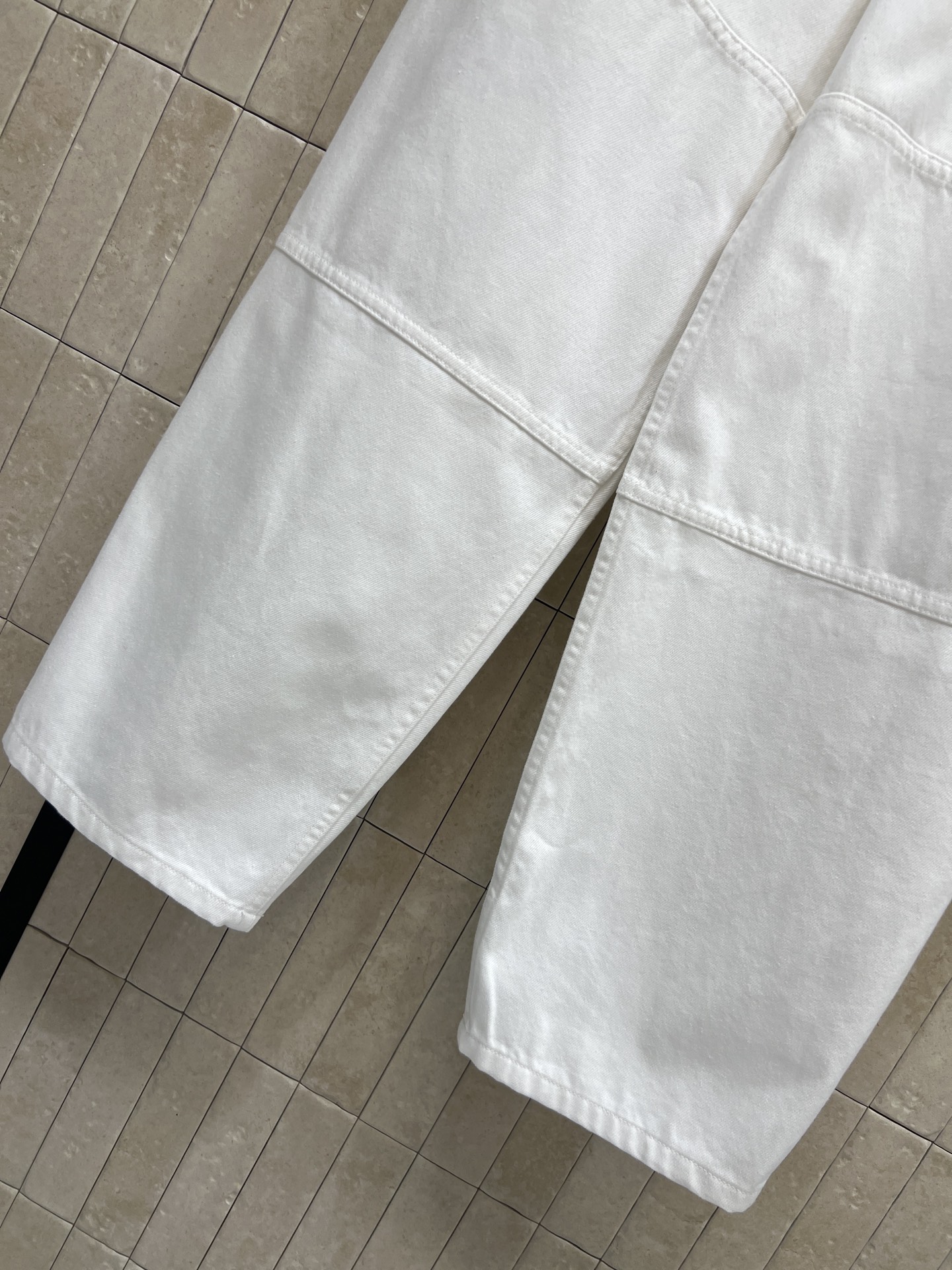 LW家 26夏季新款 白色牛仔弯刀裤 采用镰刀型剪裁 弧形裤腿设计超有立体感 修饰腿型又显时髦 高腰阔腿