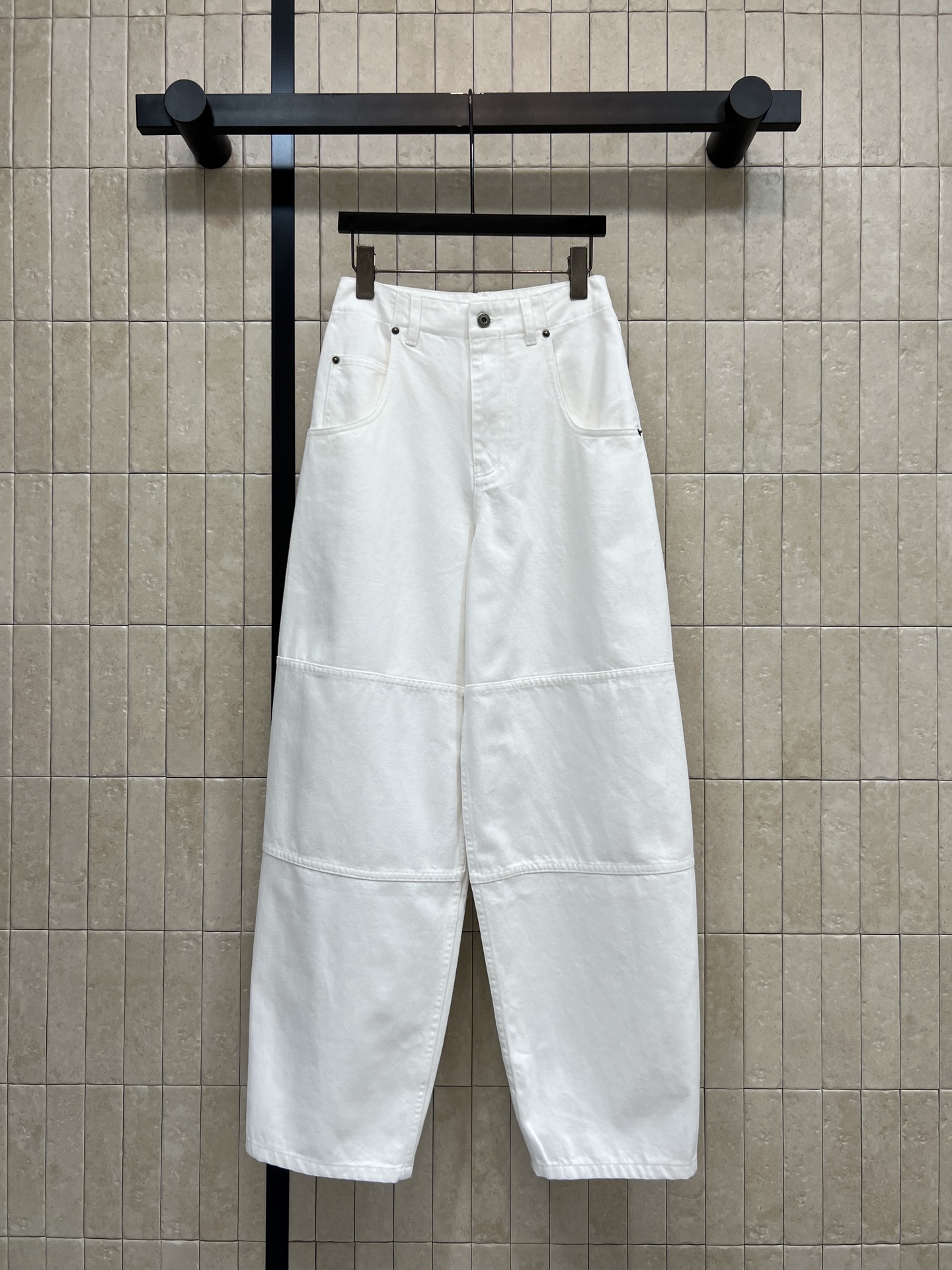 NO:876520,LW's 26 new summer style white denim scimitar pants are cut with a sickle shape. The curved trouser leg design is super three-dimensional. It modifies the leg shape and looks fashionable. The high-waisted wide-leg version covers the hips and makes you look slimmer. It is easy to create a relaxed look. It is also very breathable to wear in summer. The white color is versatile. It can be worn with any T-shirt. The shirt is OK. It can be used for commuting and leisure. Three sizes in one color, Size/S-M-L, shirts, tees, t-shirt,19860909LW家 26夏季新款 白色牛仔弯刀裤 采用镰刀型剪裁 弧形裤腿设计超有立体感 修饰腿型又显时髦 高腰阔腿版型 遮胯显瘦 轻松打造松弛感穿搭 夏天穿也很透气 白色百搭 随便配T恤 衬衫都OK 通勤休闲都能hold住 一色三码Size/S-M-L,,shirts,tees，t-shirt,,Women's clothing