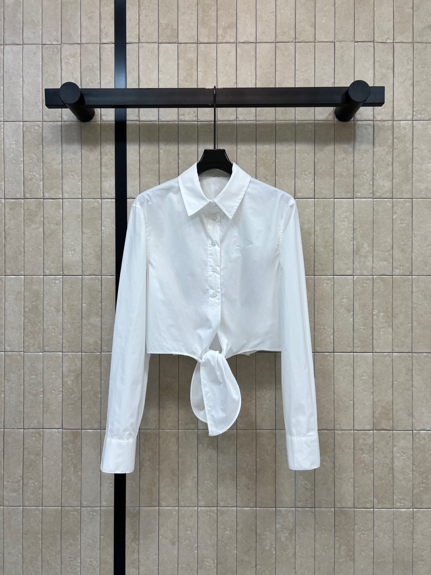 NO:877456,D Home 26 new summer style white shirt with straps and waist, made of pure cotton fabric, short straps and waist design, modified waistline, right shoulder tailoring to enhance the shoulder line, pleated seam details to make the whole more refined, lapels + long sleeves, commuting, college style, easy to control in daily life, paired with high-waisted pants or skirts, easy to get the American old-money style, four sizes in one color, Size/S-M-L-XL,, dior, skirts, shirts,19860909D家 26夏季新款 绑带收腰白衬衫 采用纯棉面料 短款绑带收腰设计 修饰腰线 正肩剪裁提升肩部线条 捏褶收缝细节让整体更精致 翻领+长袖 通勤 学院风 日常都能轻松驾驭 搭配高腰裤或裙装 轻松get美式老钱感穿搭风格 一色四码Size/S-M-L-XL,,dior,skirts,shirts,,Women's clothing