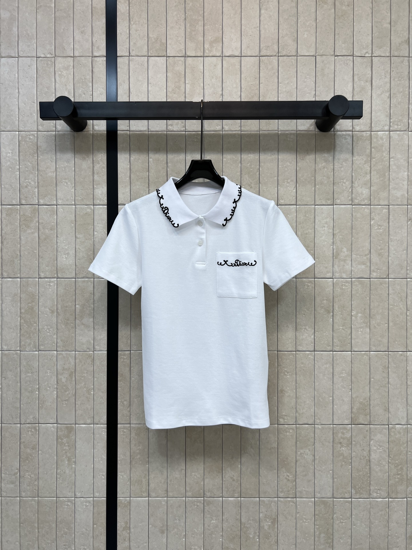 NO:877426,D Home 26 new summer style white embroidered Polo shirt, high-quality cotton fabric, soft and breathable, classic Polo collar + black lace embroidery, logo embroidered pocket on the chest, perfect details, college style design, simple and exquisite, easy to manage for commuting and leisure, easy to wear with jeans or short skirts, super versatile for daily wear, three sizes in one color, Size/S-M-L,, dior, skirts, jeans,19860909D家 26夏季新款 白色刺绣Polo衫 高品质棉质面料 柔软透气 经典Polo领+黑色花边刺绣 胸前logo刺绣口袋 细节满分 学院风设计 简约又精致 通勤休闲都能轻松驾驭 搭配牛仔裤或短裙轻松get 日常穿搭超百搭一色三码Size/S-M-L,,dior,skirts,jeans,,Women's clothing