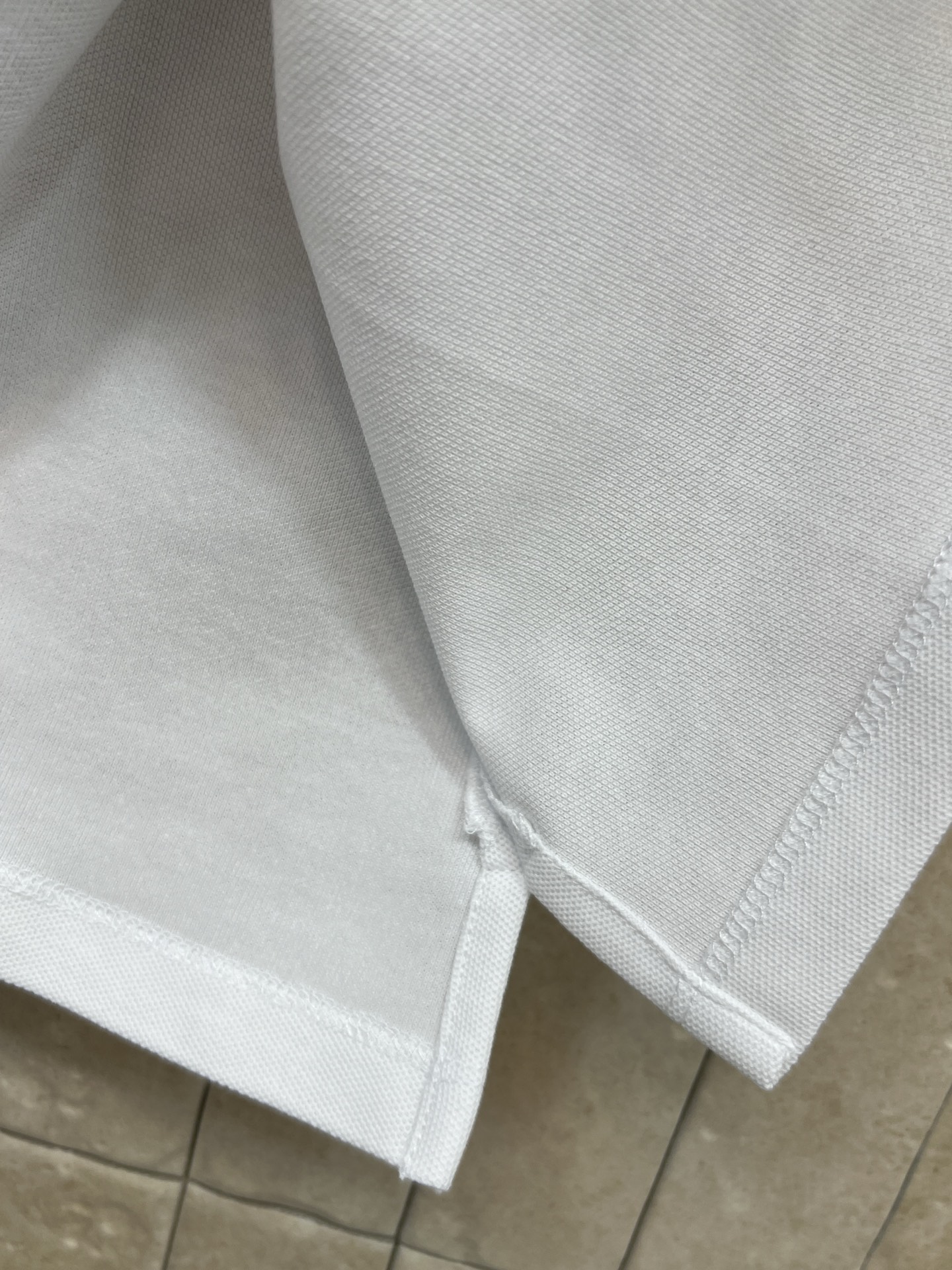 D家 26夏季新款 白色刺绣Polo衫 高品质棉质面料 柔软透气 经典Polo领+黑色花边刺绣 胸前lo