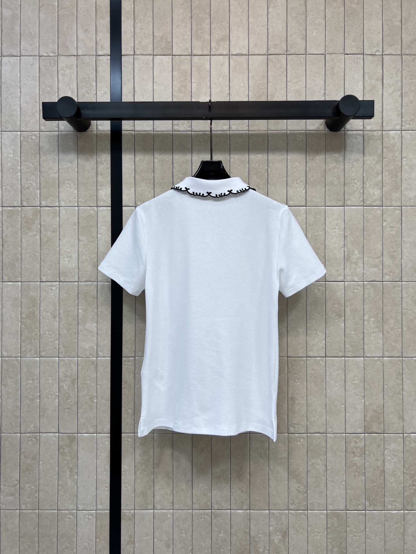 D家 26夏季新款 白色刺绣Polo衫 高品质棉质面料 柔软透气 经典Polo领+黑色花边刺绣 胸前lo