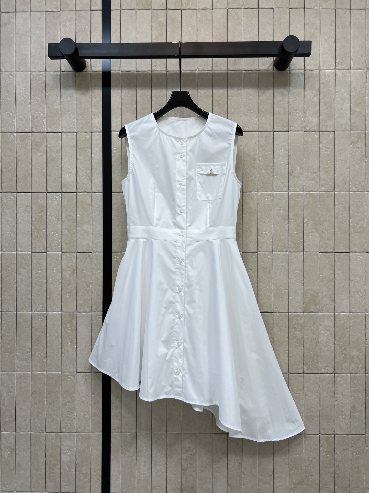 NO:877430,L's 26th new summer model Irregular shirt dress Pure cotton breathable and not stuffy Sleeveless round neck + full-breasted shirt skirt The waist is gathered to accurately outline the waistline Irregular large hem tailoring on one side Breaks the dullness of the basic style Small logo embellishment on the chest details Simple and versatile, commuting, dating, easy to control in daily life Four sizes in one color Size/S-M-L-XL,, louis vuitton, skirts, shirts,19860909L家 26夏季新款 不规则衬衫连衣裙 纯棉透气不闷汗 无袖圆领+全排扣衬衫式裙型 腰间收腰精准勾勒腰线 单侧不规则大摆剪裁 打破基础款沉闷感 胸口小标点缀细节 简约百搭 通勤 约会 日常都能轻松驾驭 一色四码Size/S-M-L-XL,,louis vuitton,skirts,shirts,,Women's clothing