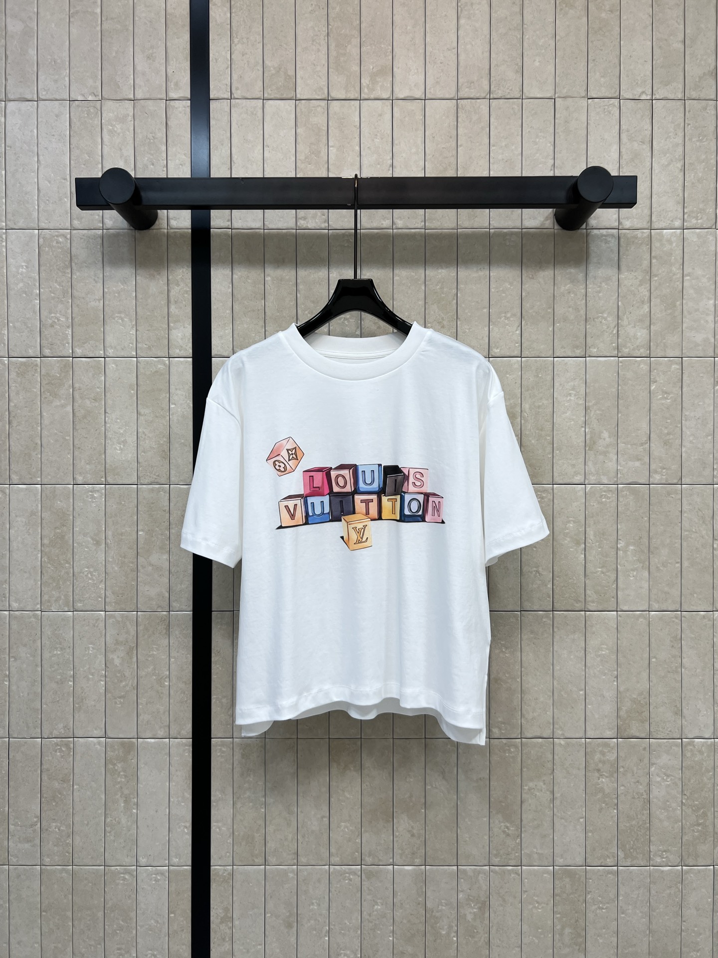 NO:877438,L's 26 new summer style building block printed T-shirt is made of soft cotton fabric and is super comfortable to wear. The building block printing on the chest is very childlike. The colorful squares spell out the logo. It is integrated into the classic logo and has perfect recognition. It has a loose fit and can be easily worn in daily casual or street style. It goes well with jeans and shorts. Size/S-M-L, Louis Vuitton, shorts, jeans, tees, t-shirt,19860909L家 26夏季新款 积木印花T恤 采用柔软纯棉面料 穿着超舒适 胸前积木印花超有童趣 彩色方块拼出logo字样 融入经典标志 辨识度满分 宽松版型 日常休闲或街头风都能轻松驾驭 搭配牛仔裤 短裤都很出彩 一色三码Size/S-M-L,,louis vuitton,shorts,jeans,tees，t-shirt,,Women's clothing