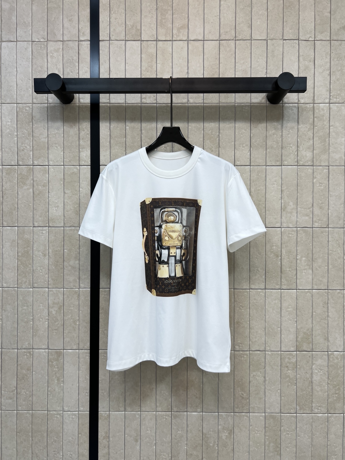 NO:877442,L's 26 new summer style robot printed T-shirt. Pure cotton material. Comfortable and breathable to wear. Simple round neck and loose shoulder design. Not picky about body shape. Front robot pattern + classic presbyopia. Both futuristic and luxurious. Loose version. Easy to control in daily casual or street style. Pair with jeans. Sneakers are super stylish. Three sizes in one color. Size/S-M-L, Louis Vuitton, sneakers, jeans, tees, t-shirt,19860909L家 26夏季新款 机器人印花T恤 纯棉材质 穿着舒适透气 简约圆领宽松落肩版型 不挑身形 正面机器人图案+经典老花 未来感与奢华感兼具 宽松版型 日常休闲或街头风都能轻松驾驭 搭配牛仔裤 运动鞋超有范 一色三码Size/S-M-L,,louis vuitton,sneakers,jeans,tees，t-shirt,,Women's clothing