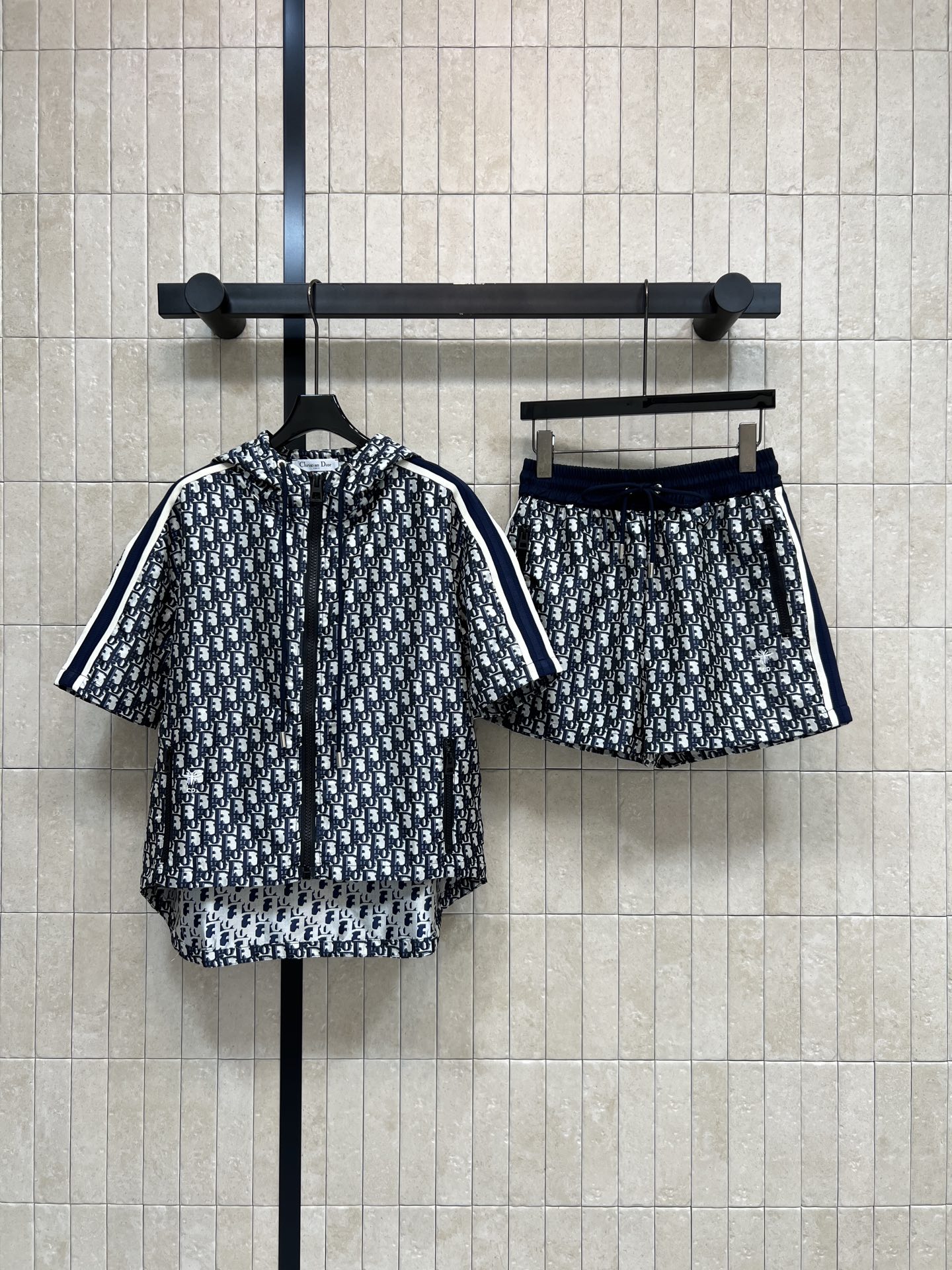 NO:877979,D Home 26 new summer style presbyopic short-sleeved suit, hooded short-sleeved jacket + shorts, contrasting ribbon design on the side, neat short-sleeved version, short front and long hem to hide the flesh, elastic waist drawstring shorts, same color stripes on the side to match the top, practical and versatile pockets, the whole upper body is casual and casual, suitable for shopping and daily commuting, three sizes in one color, Size/S-M-L,, dior, shorts, jackets &  coats,T-shirts,hats,19860909D家 26夏季新款 老花短袖套装 连帽短袖外套+短裤 侧边撞色织带设计 利落短袖版型 前短后长下摆藏肉显瘦 松紧腰抽绳短裤 侧边同色条纹呼应上衣 口袋实用百搭 整套上身随性休闲 出游逛街 日常通勤都很合适 一色三码Size/S-M-L,,dior,shorts,jackets & coats,T-shirt,hats,,Women's clothing