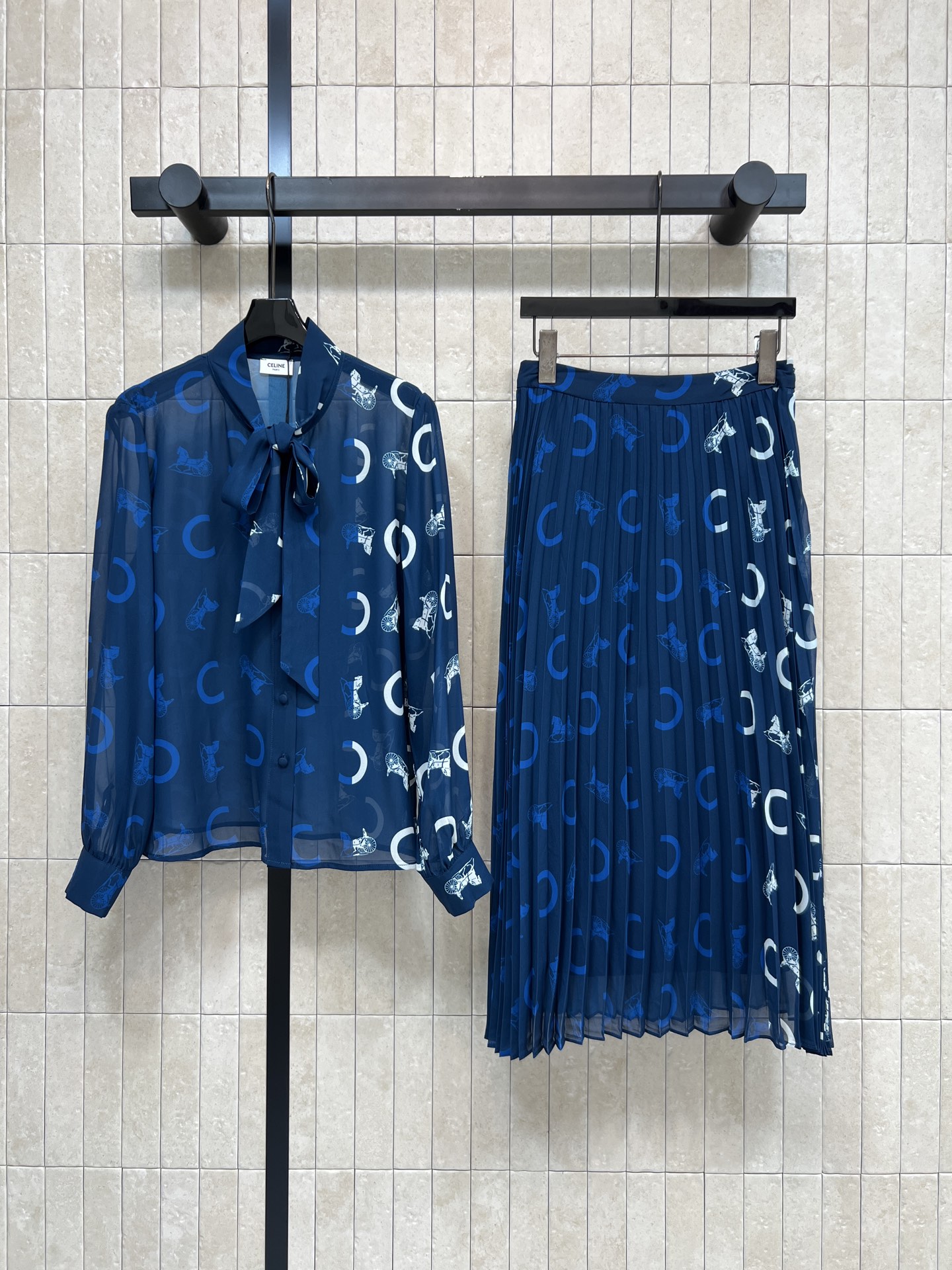 NO:877984,CE Home's 26 new summer style, navy blue printed suit, long-sleeved shirt + skirt, collar ribbon, slightly translucent texture, light and elegant, pleated half-length skirt, fine pleats and excellent drape, high-waisted version to elongate the leg line, hide the crotch and cover the flesh, a complete set to save worry and effort, commuting to appointments, suitable for daily outings, elegant atmosphere, three sizes in one color, Size/S-M-L,,skirts,shirts,19860909CE家 26夏季新款 藏青色印花套装 长袖衬衫+半裙 领口飘带 微透质感轻盈飘逸 百褶半身长裙 细密压褶垂感绝佳 高腰版型拉长腿线 藏胯遮肉 一整套成套穿搭省心省力 通勤赴约 日常出游都适配 氛围感优雅出圈 一色三码Size/S-M-L,,skirts,shirts,,Women's clothing