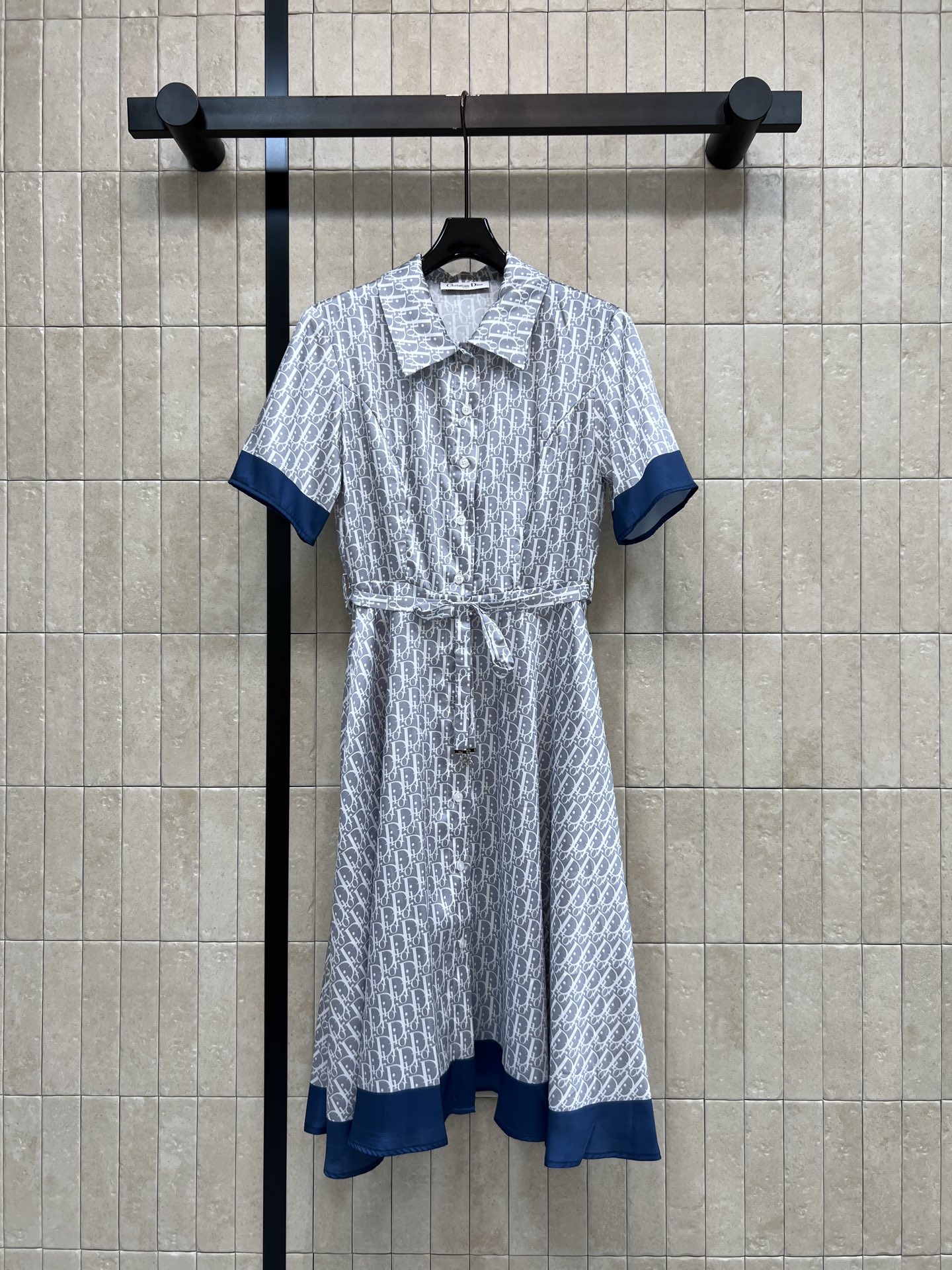 NO:877989,D Home 26 new summer style Presbyopia contrasting color dress Classic lapel + single row placket Clean shirt skirt version Contrasting navy blue cuffs and hem Instantly full of layers Same color belt Easily tighten the waistline The large hem skirt hides the flesh and looks slimming The fabric is smooth and drape Breathable and skin-friendly Suitable for daily commuting, afternoon tea and outings Low-key and noble temperament Three sizes in one color Size/S-M-L,, dior, skirts, shirts,19860909D家 26夏季新款 老花撞色连衣裙 经典翻领+单排门襟 利落衬衫裙版型 撞色藏蓝袖口与下摆 层次瞬间拉满 同色系腰带 轻松收紧腰线 大摆裙身藏肉显瘦 面料顺滑垂坠 透气亲肤 日常通勤 下午茶出游都适配 低调显贵的气质款 一色三码Size/S-M-L,,dior,skirts,shirts,,Women's clothing