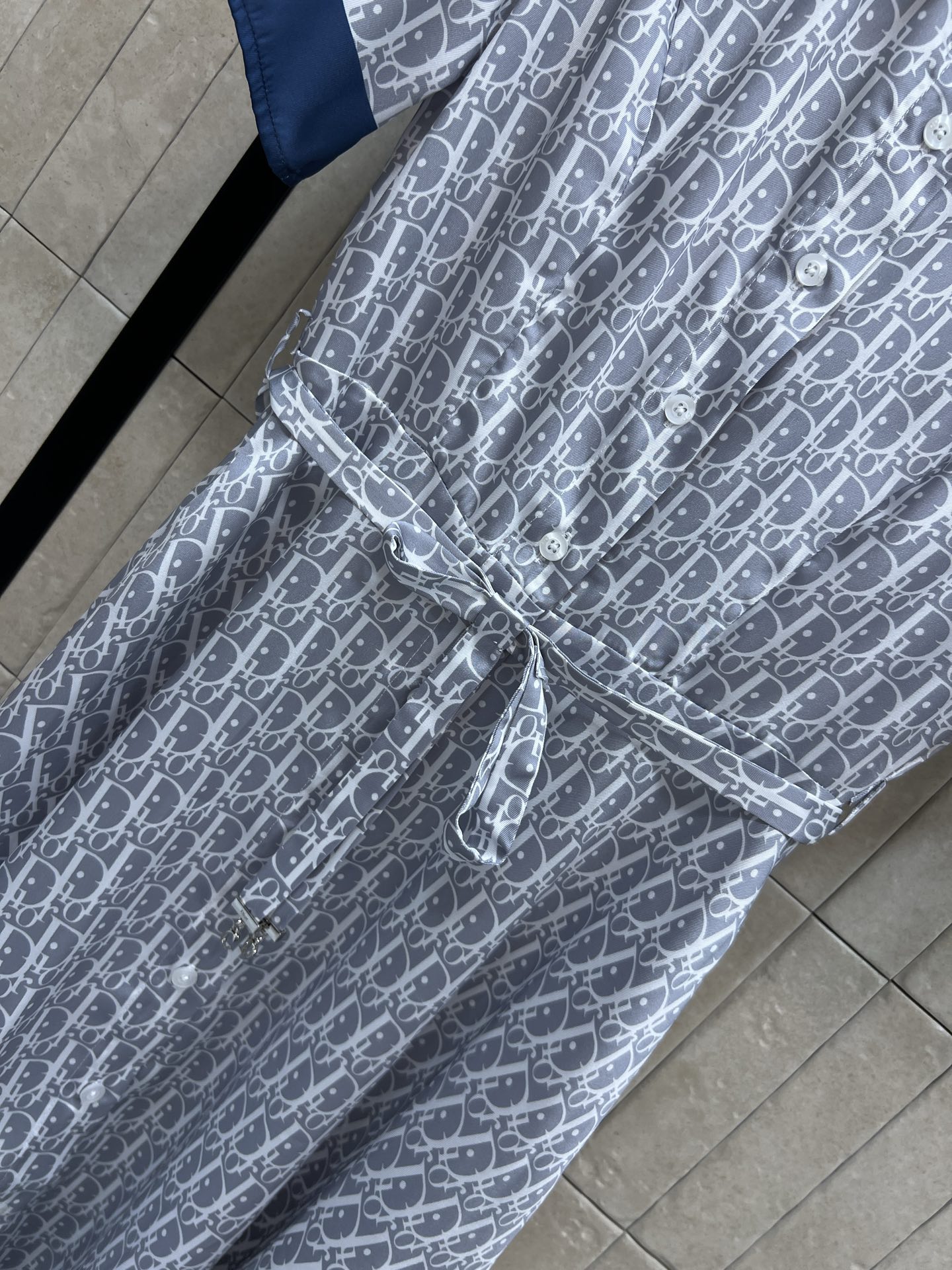 D家 26夏季新款 老花撞色连衣裙 经典翻领+单排门襟 利落衬衫裙版型 撞色藏蓝袖口与下摆 层次瞬间拉满