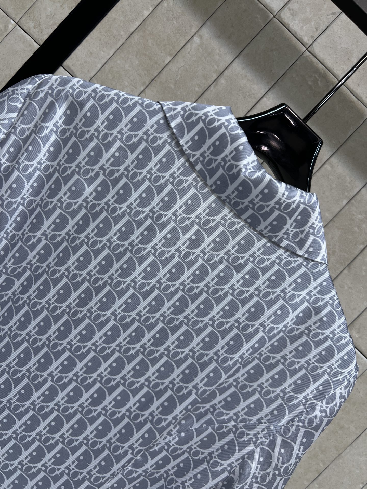 D家 26夏季新款 老花撞色连衣裙 经典翻领+单排门襟 利落衬衫裙版型 撞色藏蓝袖口与下摆 层次瞬间拉满