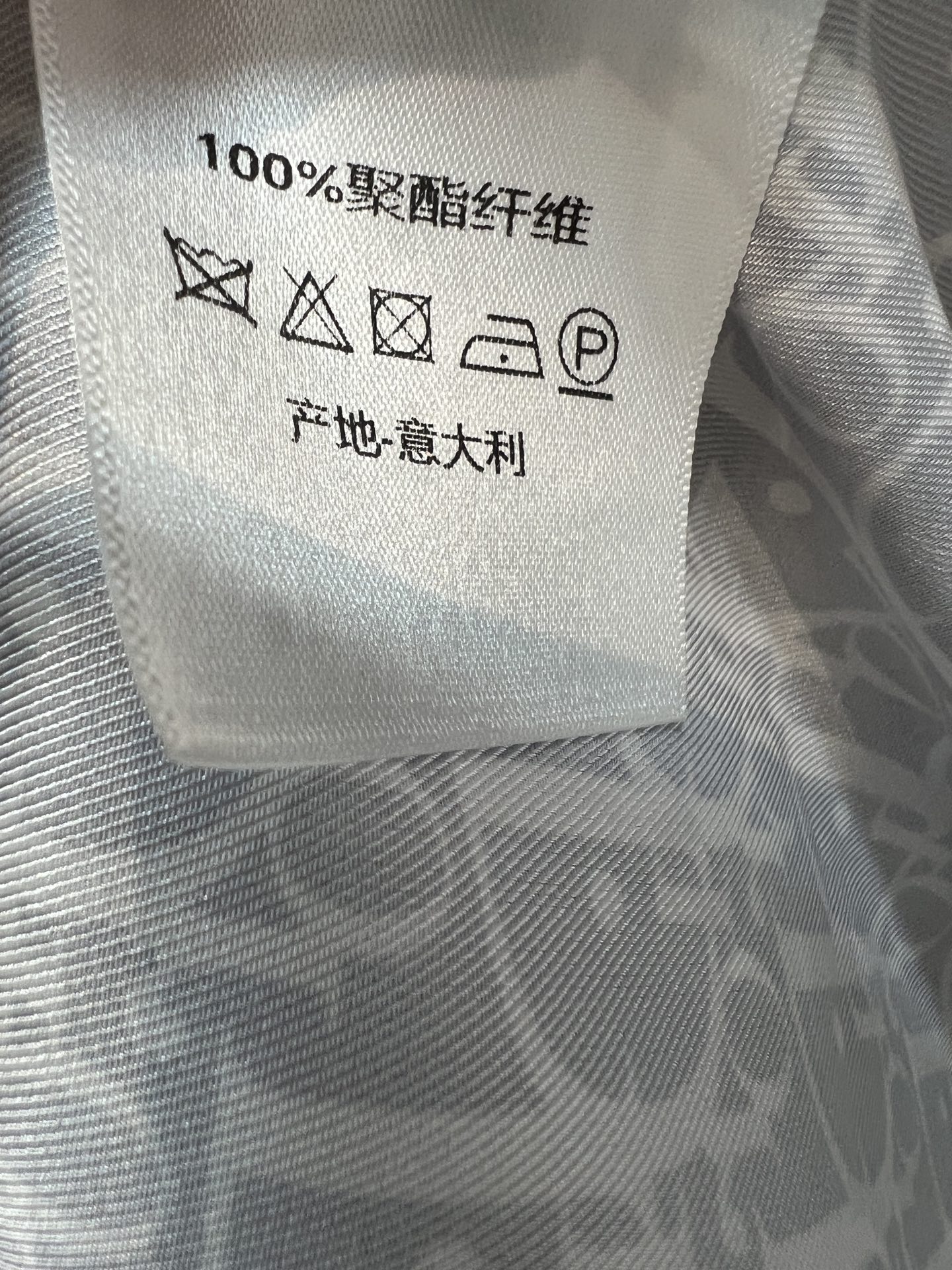 D家 26夏季新款 老花撞色连衣裙 经典翻领+单排门襟 利落衬衫裙版型 撞色藏蓝袖口与下摆 层次瞬间拉满