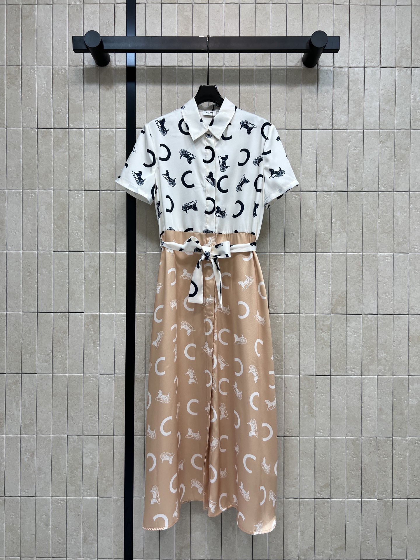 NO:877995,CE Home 26 new summer style contrasting shirt dress, classic lapel short sleeves + full placket button-down, contrasting color design, super layered upper body, off-white base + black label printing, bottoms milk tea brown with white pattern, waistband can be adjusted freely, details and sophistication coexist, daily commuting, dates and outings can be done in one piece, gentle and not picky, three sizes in one color, Size/S-M-L,,skirts,shirts,T-shirt,19860909CE家 26夏季新款 撞色衬衫连衣裙 经典翻领短袖+全开襟排扣 上下撞色设计超有层次感 上半身米白底+黑标印花 下装奶茶棕底白纹 腰带可自由调节 细节感跟精致感并存 日常通勤 约会出游一件搞定 温柔不挑人 一色三码Size/S-M-L,,skirts,shirts,T-shirt,,Women's clothing