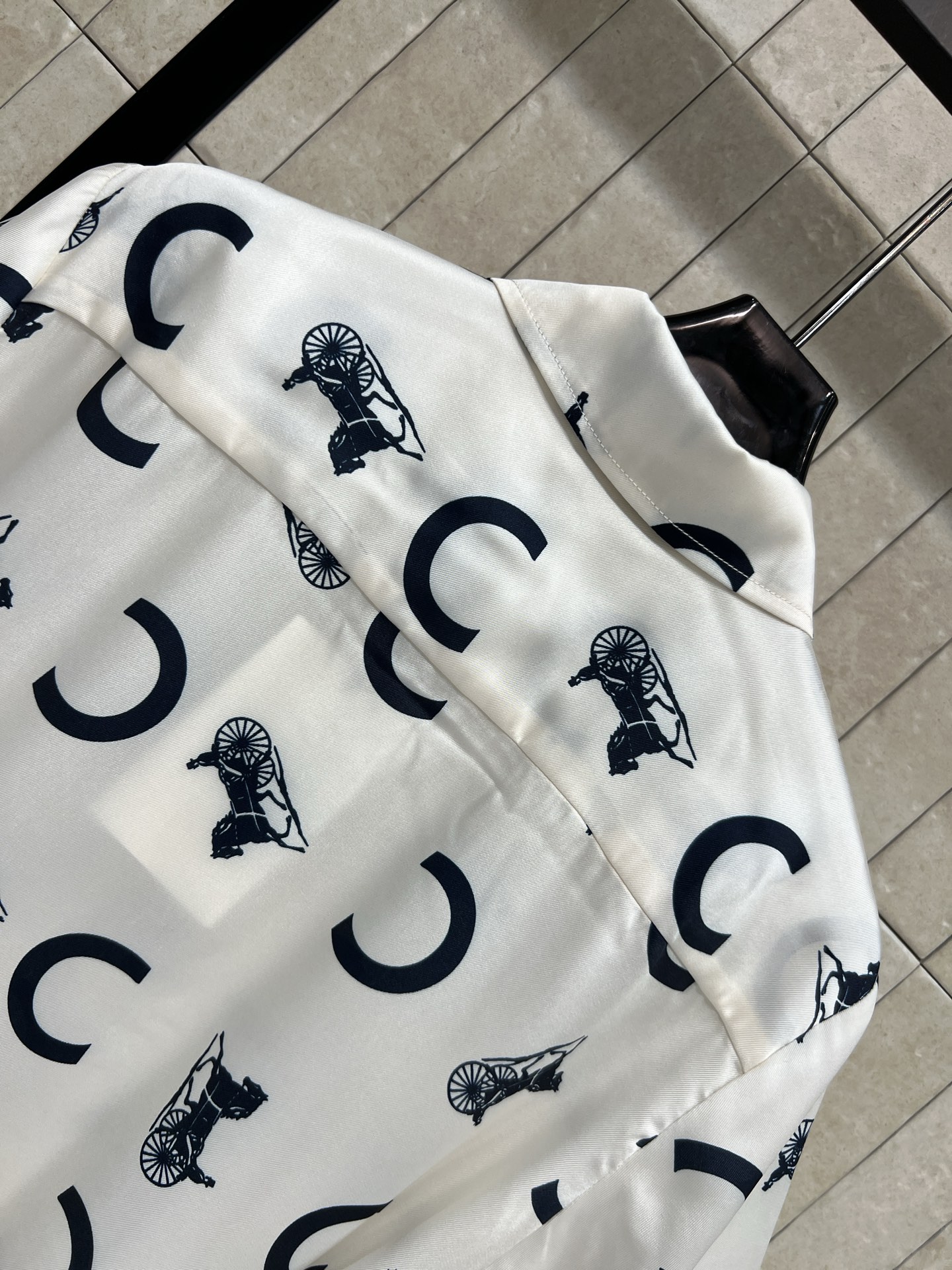 CE家 26夏季新款 撞色衬衫连衣裙 经典翻领短袖+全开襟排扣 上下撞色设计超有层次感 上半身米白底+黑