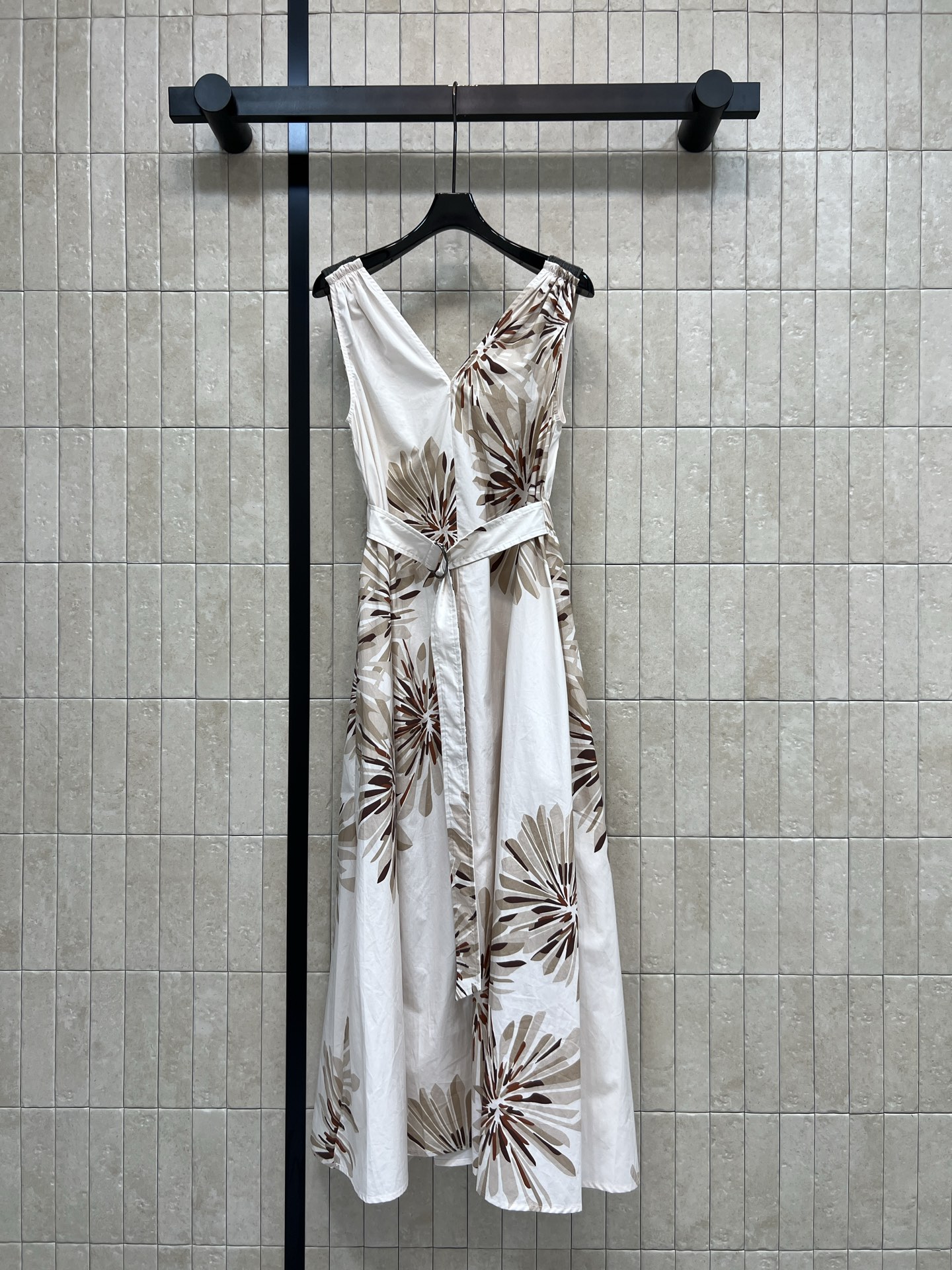 NO:877974,BC Home 26 new summer style V-neck printed dress. High-count cotton fabric is dry and breathable. Drape is comfortable. Deep V hanging shoulder cut. Elastic pleat design on the shoulders. The belt can be freely tightened to tighten the waistline. Easily create a three-seven body proportions. The large-swing umbrella skirt version hides the crotch and covers the legs. It walks elegantly and smartly. Suitable for daily commuting, beach outings and afternoon tea. Three sizes in one color, Size/S-M-L,,chanel,skirts,19860909BC家 26夏季新款 V领印花连衣裙 高支棉面料干爽透气b垂坠舒适 深V挂肩剪裁 肩位松紧褶皱设计 腰带可自由收束腰线 轻松打造三七身材比例 大摆伞裙版型藏胯遮腿 走路飘逸灵动 日常通勤 海边出游 下午茶穿搭都适配 一色三码Size/S-M-L,,chanel,skirts,,Women's clothing