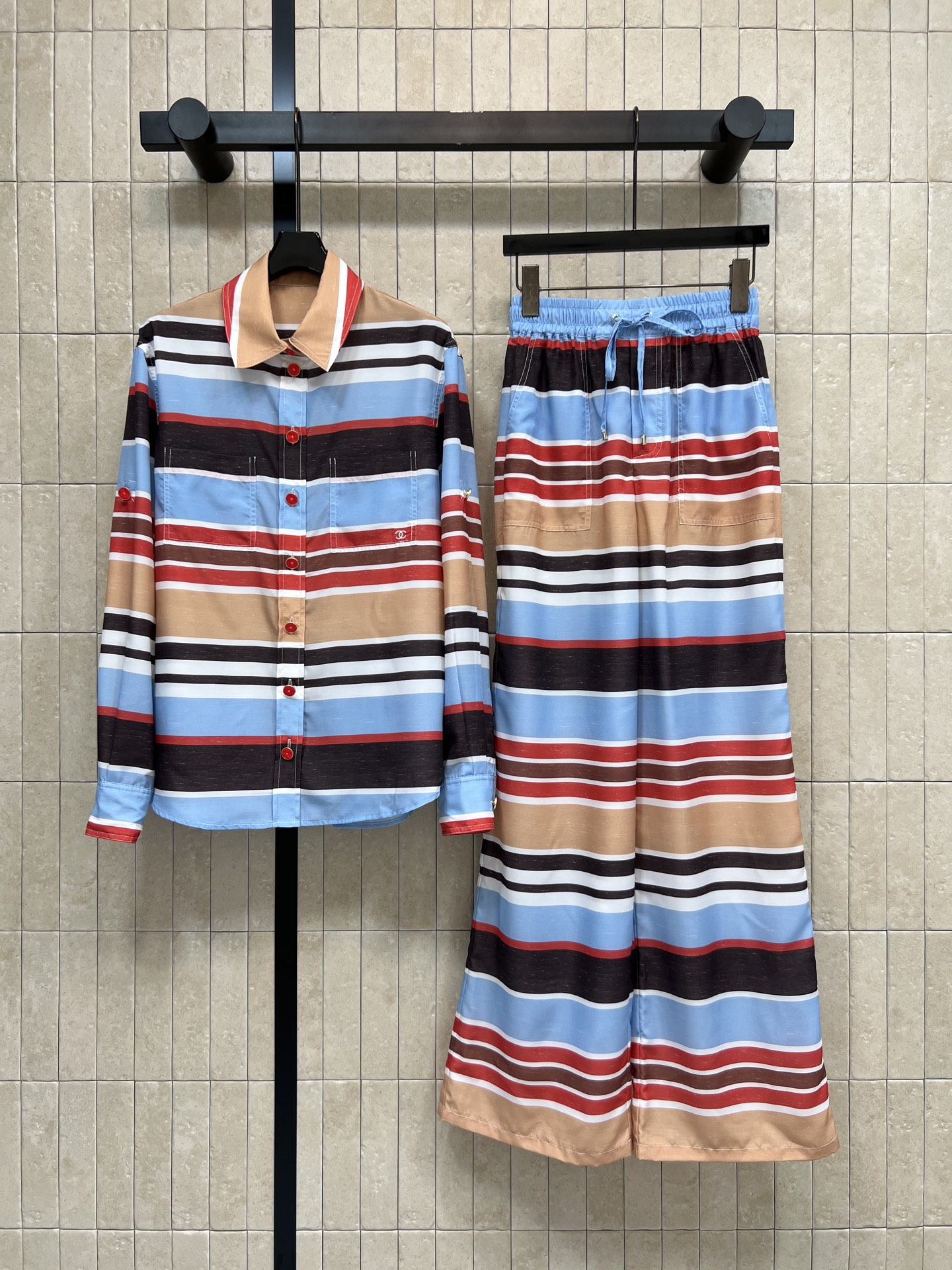 NO:877977,Tops, trousers C Home 26 new summer styles Striped shirt suit Long-sleeved shirt + wide-leg pants Loose top, thin and breathable Red buttons with full details Elastic waist wide-leg pants Comfortable and fashionable Suitable for beaches and seaside vacations Mainly casual vacation style Ocean beach elements are super atmospheric Pair with canvas bags or Kangpeng shoes to easily get a summer fashion look Three sizes in one color Size/S-M-L,,chanel,shirts,19860909上衣 长裤C家 26夏季新款 条纹衬衫套装 长袖衬衫+阔腿裤 上衣宽松 轻薄透气 红色纽扣点缀细节感满满 松紧腰阔腿裤 舒适又时髦 沙滩 海边 度假都超适合 主打休闲度假风 海洋沙滩元素超有氛围 搭配帆布包或康鹏鞋 轻松get夏日时尚look 一色三码Size/S-M-L,,chanel,shirts,,Women's clothing