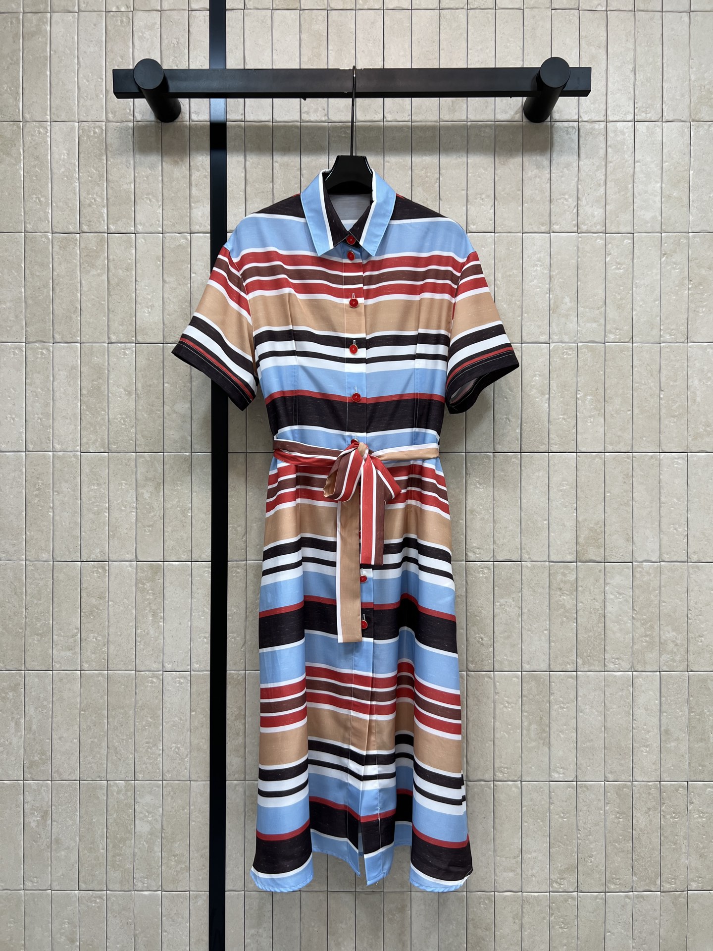 NO:877982,C Home 26 new summer style striped shirt dress. Light and breathable fabric. Short sleeves + lapel + belt. Red buttons with full details. Belt can be adjusted freely. French style is lazy and elegant. Inspired by nautical style and beach elements. Very suitable for vacation, seaside or daily casual wear. Easily create casual and high-end. Three sizes in one color. Size/S-M-L,,chanel,skirts,shirts,T-shirt,19860909C家 26夏季新款 条纹衬衫连衣裙 轻薄透气面料 短袖+翻领+腰带 红色纽扣点缀细节感满满 腰带可自由调节 法式慵懒优雅兼具 灵感源自航海风与沙滩元素 超适合度假 海边或日常休闲穿搭 轻松打造随性高级 一色三码Size/S-M-L,,chanel,skirts,shirts,T-shirt,,Women's clothing