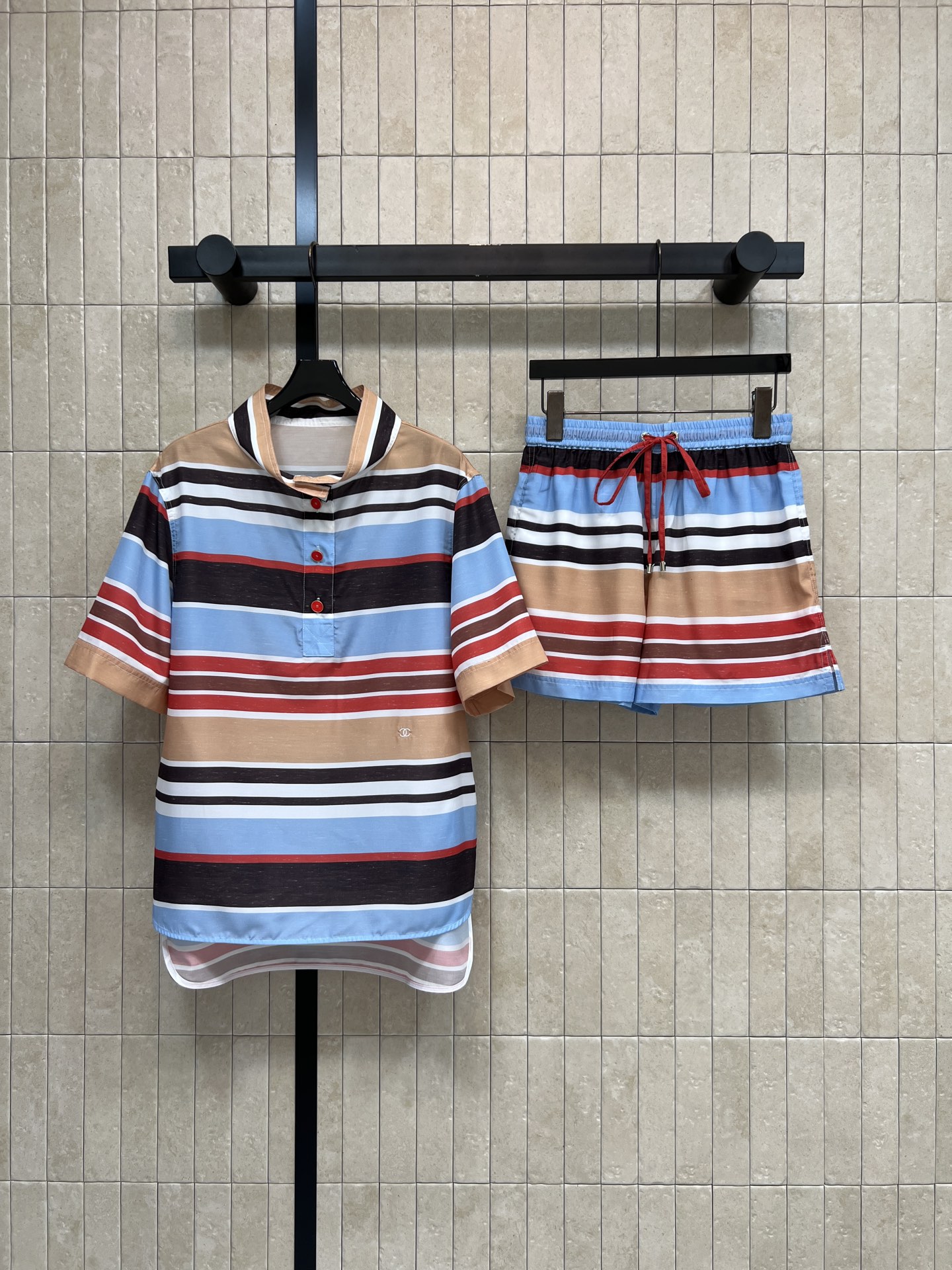 NO:877987,Tops Shorts C Home 26 new summer styles Striped short-sleeved suit Short-sleeved top + high-waisted shorts Loose short-sleeved shirt Top is thin and breathable Red buttons are embellished with details Elastic waist shorts Comfortable and fashionable Suitable for beaches and seaside vacations Mainly casual vacation style Ocean beach elements are super atmospheric Pair it with a canvas bag or Kangpeng shoes to easily get a summer fashion look  One color and three sizes Size/S-M-L,,chanel,shorts,shirts,T-shirt,19860909上衣 短裤C家 26夏季新款 条纹短袖套装 短袖上衣+高腰短裤 上衣宽松短袖衬衫 轻薄透气 红色纽扣点缀细节感满满 松紧腰短裤 舒适又时髦 沙滩 海边 度假都超适合 主打休闲度假风 海洋沙滩元素超有氛围 搭配帆布包或康鹏鞋 轻松get夏日时尚look 一色三码Size/S-M-L,,chanel,shorts,shirts,T-shirt,,Women's clothing