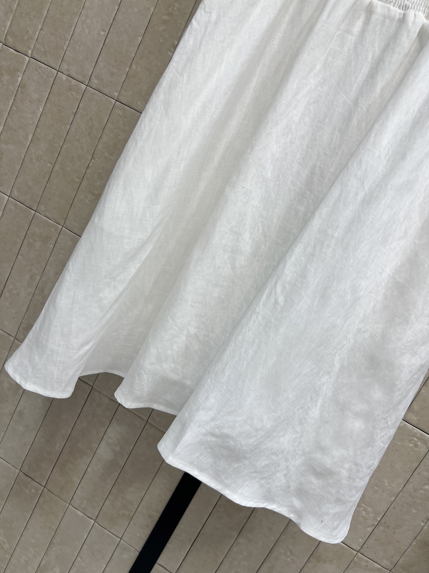 MIU家 26夏季新款 无袖收腰连衣裙 亚麻面料 柔软透气 立领半开金属拉链设计 胸口精致字母刺绣 简约