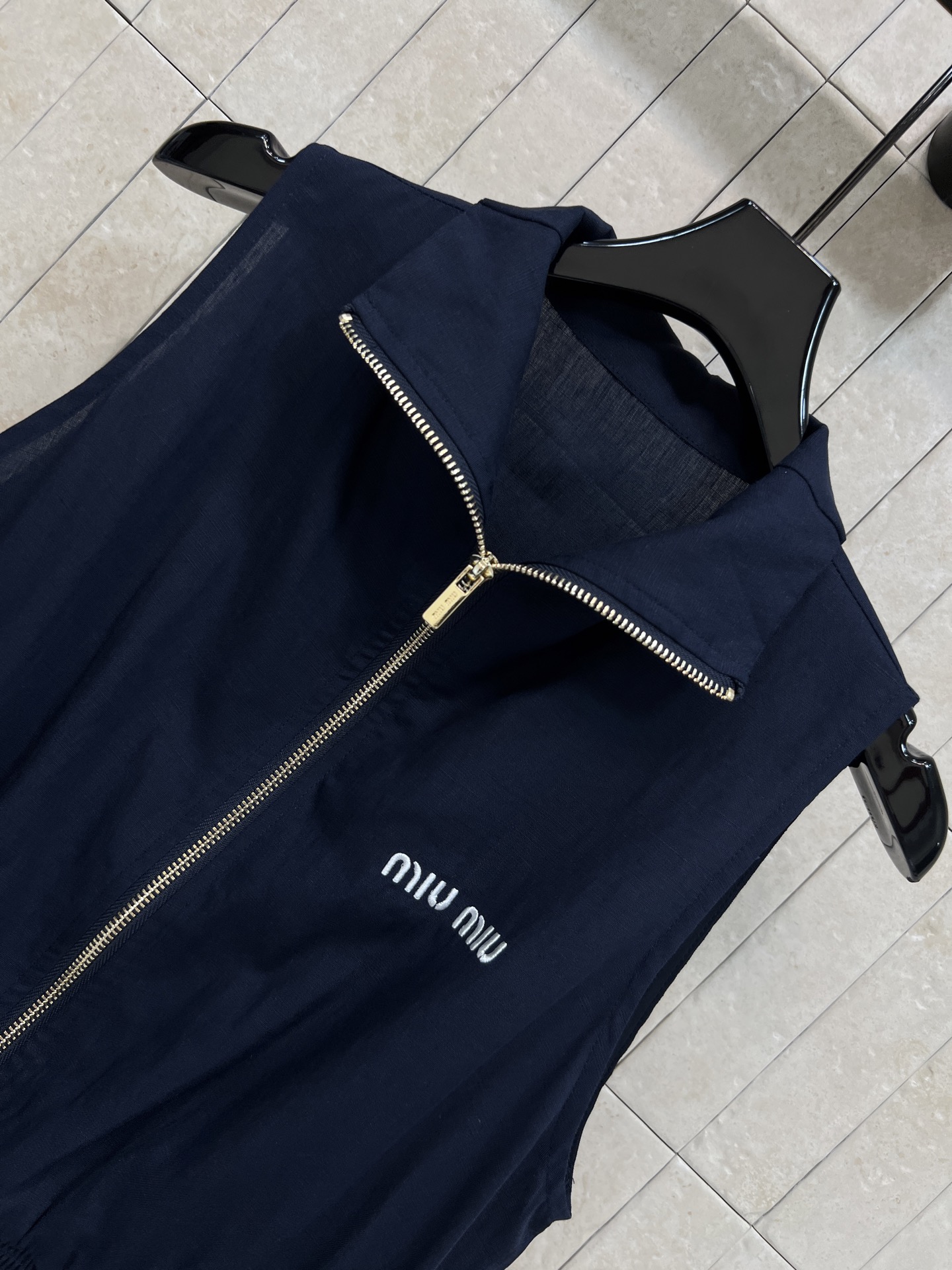MIU家 26夏季新款 无袖收腰连衣裙 亚麻面料 柔软透气 立领半开金属拉链设计 胸口精致字母刺绣 简约
