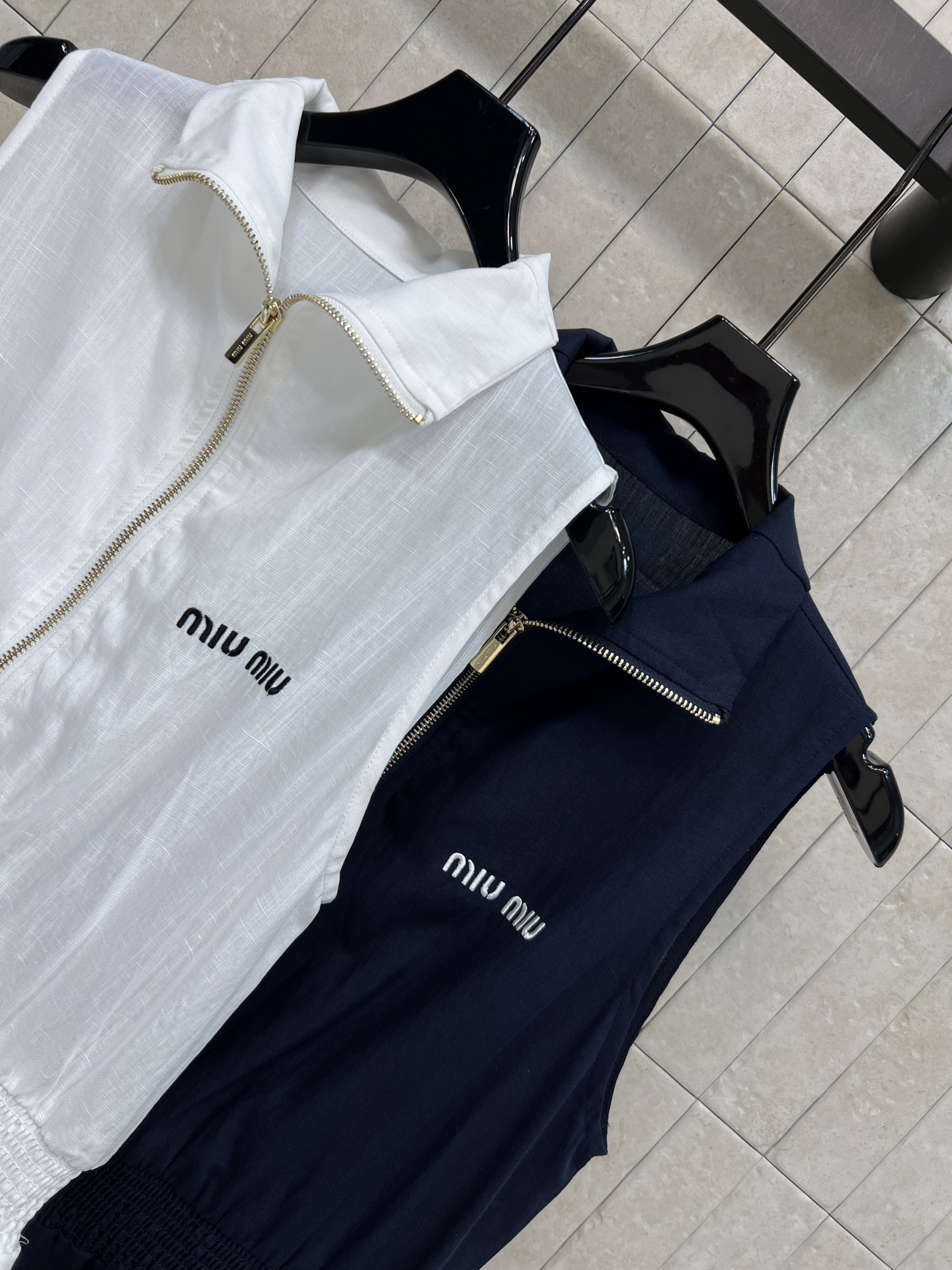 MIU家 26夏季新款 无袖收腰连衣裙 亚麻面料 柔软透气 立领半开金属拉链设计 胸口精致字母刺绣 简约