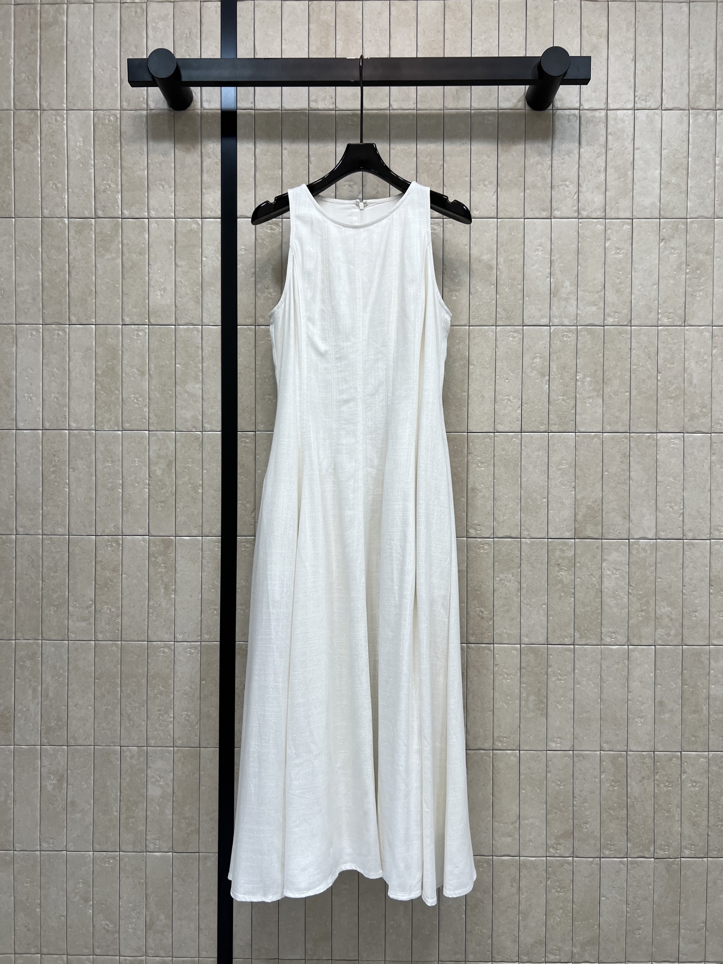 NO:878290,BC Home 26 new summer style white linen sleeveless dress Made of linen blended fabric, breathable and moisture-absorbent, super comfortable to wear in summer, sleeveless vest design, zipper closure at the back, easy to put on and take off, low-key and versatile, commuting, vacationing, easy to control in daily life, A-line skirt to modify the figure, super friendly to fat or pear-shaped figures, covering the flesh and slimming, three sizes in one color, Size/S-M-L,,chanel,skirts,19860909BC家 26夏季新款 白色亚麻无袖连衣裙 采用亚麻混纺面料 透气又吸湿 夏天穿超舒服 无袖背心设计 背后拉链开合 穿脱方便 低调百搭 通勤 度假 日常都能轻松驾驭 A字裙摆修饰身形 对微胖或梨形身材超友好 遮肉显瘦 一色三码Size/S-M-L,,chanel,skirts,,Women's clothing