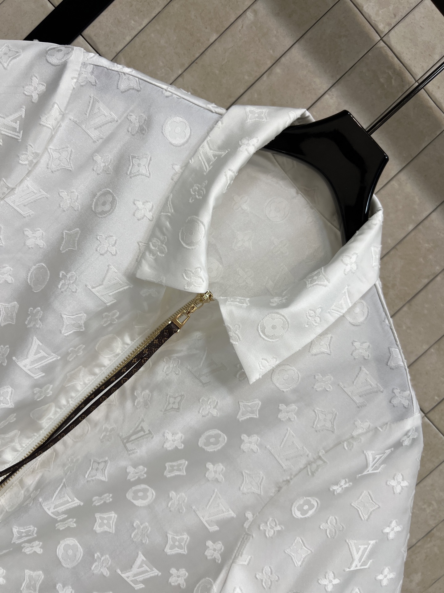 L家 26夏季新款 白色提花连衣裙  垂顺面料透气亲肤 翻领+半开拉链设计 腰部抽绳可自由调节 双侧金属