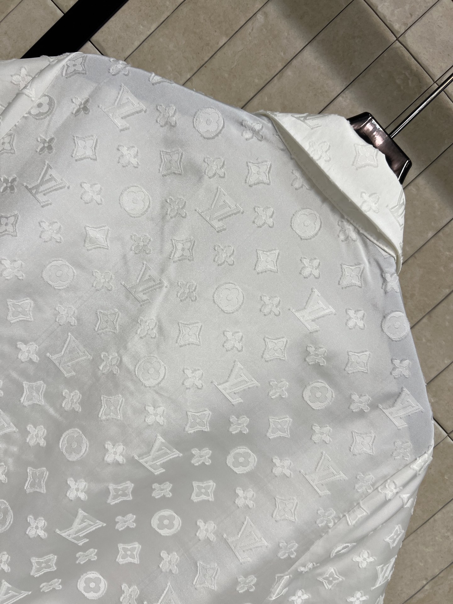 L家 26夏季新款 白色提花连衣裙  垂顺面料透气亲肤 翻领+半开拉链设计 腰部抽绳可自由调节 双侧金属