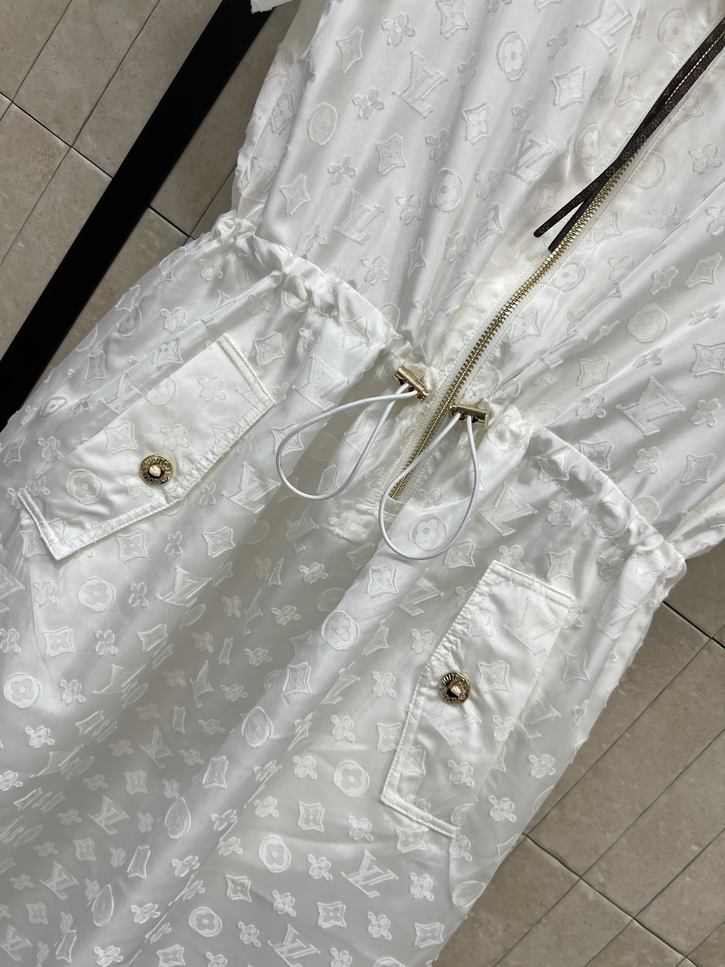 L家 26夏季新款 白色提花连衣裙  垂顺面料透气亲肤 翻领+半开拉链设计 腰部抽绳可自由调节 双侧金属