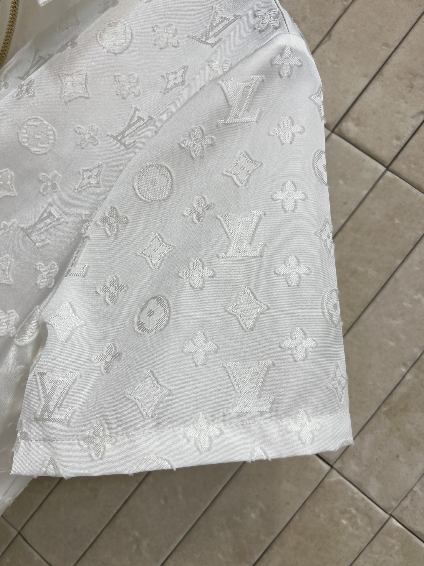 L家 26夏季新款 白色提花连衣裙  垂顺面料透气亲肤 翻领+半开拉链设计 腰部抽绳可自由调节 双侧金属