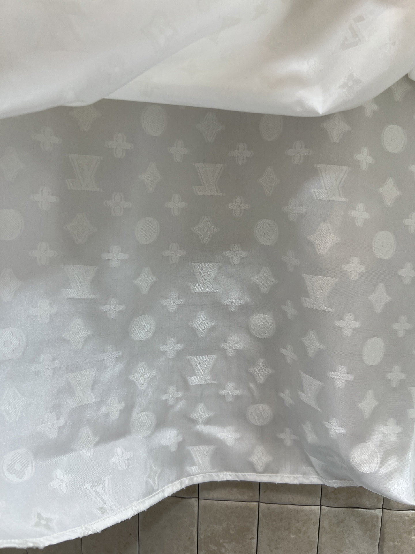 L家 26夏季新款 白色提花连衣裙  垂顺面料透气亲肤 翻领+半开拉链设计 腰部抽绳可自由调节 双侧金属